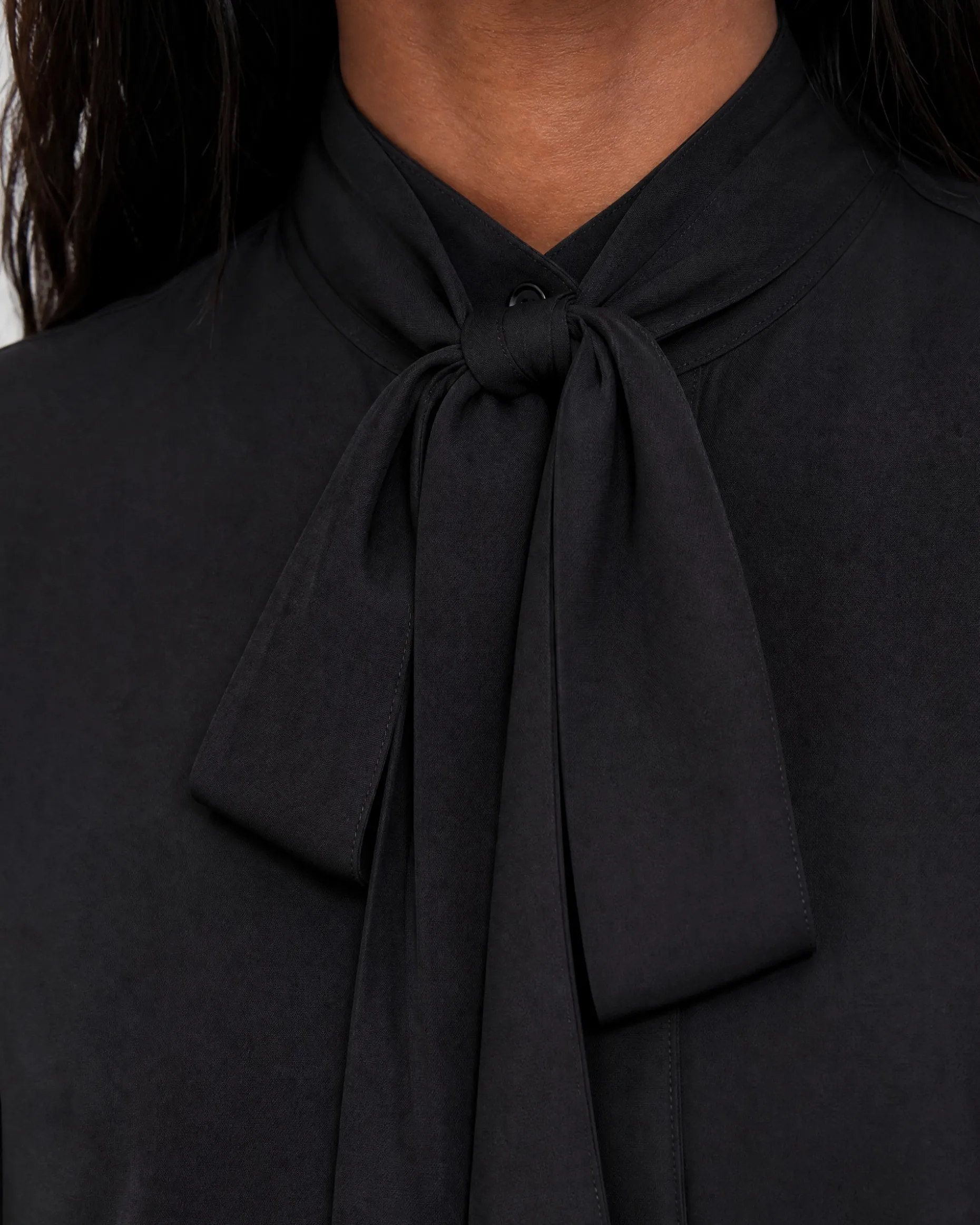 Chemise avec lavallière noire