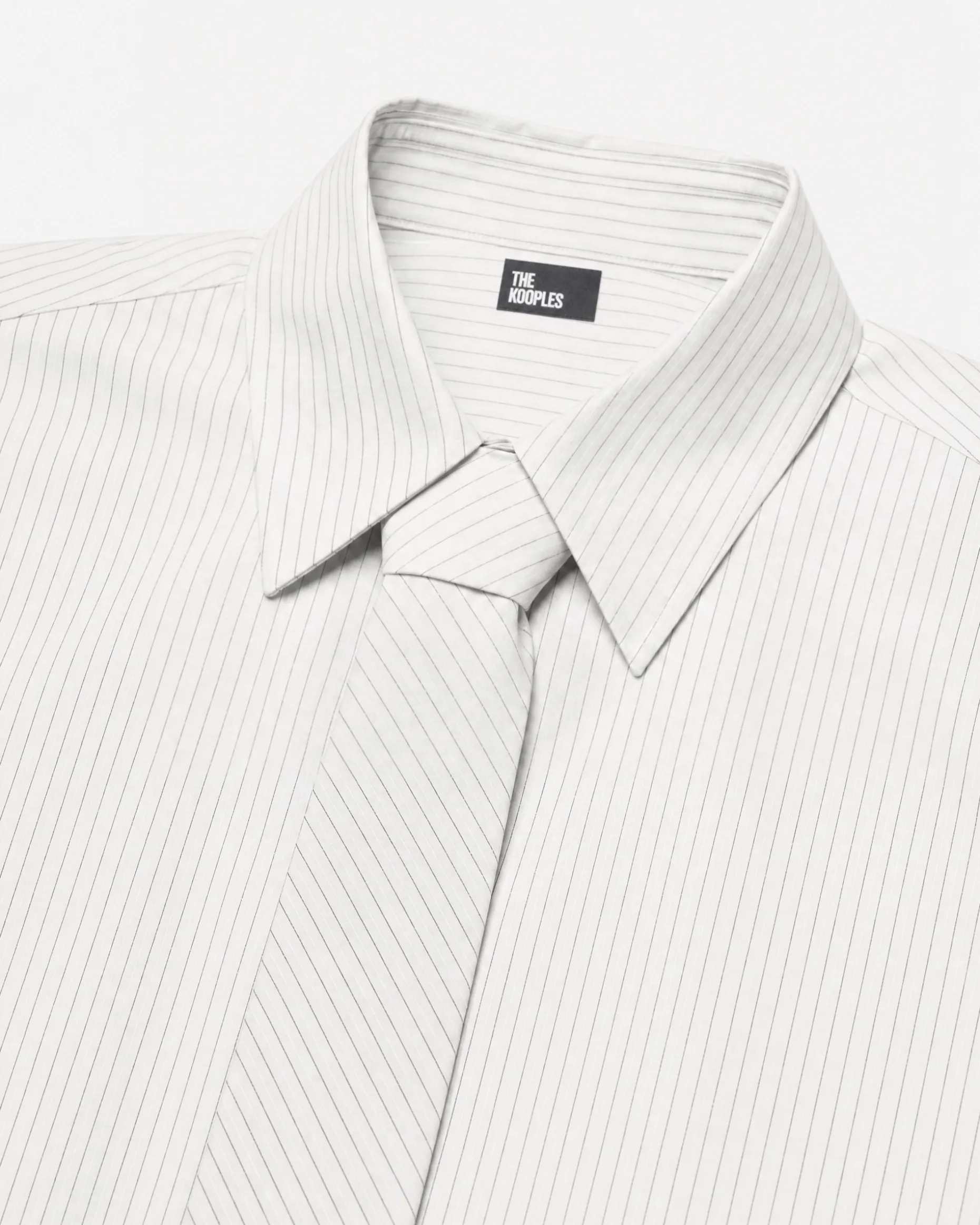 Chemise en coton rayée avec cravate blanche