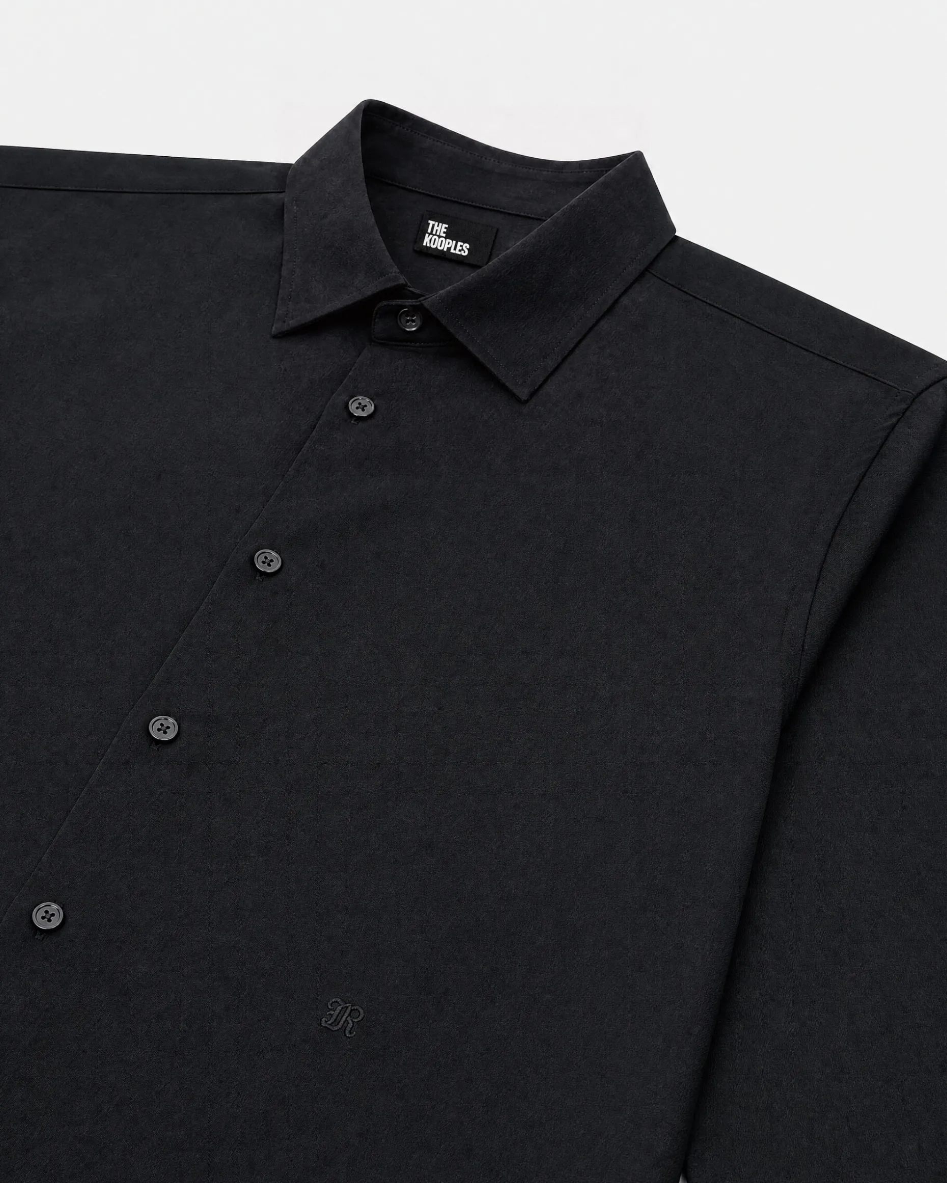 Chemise noire avec broderie