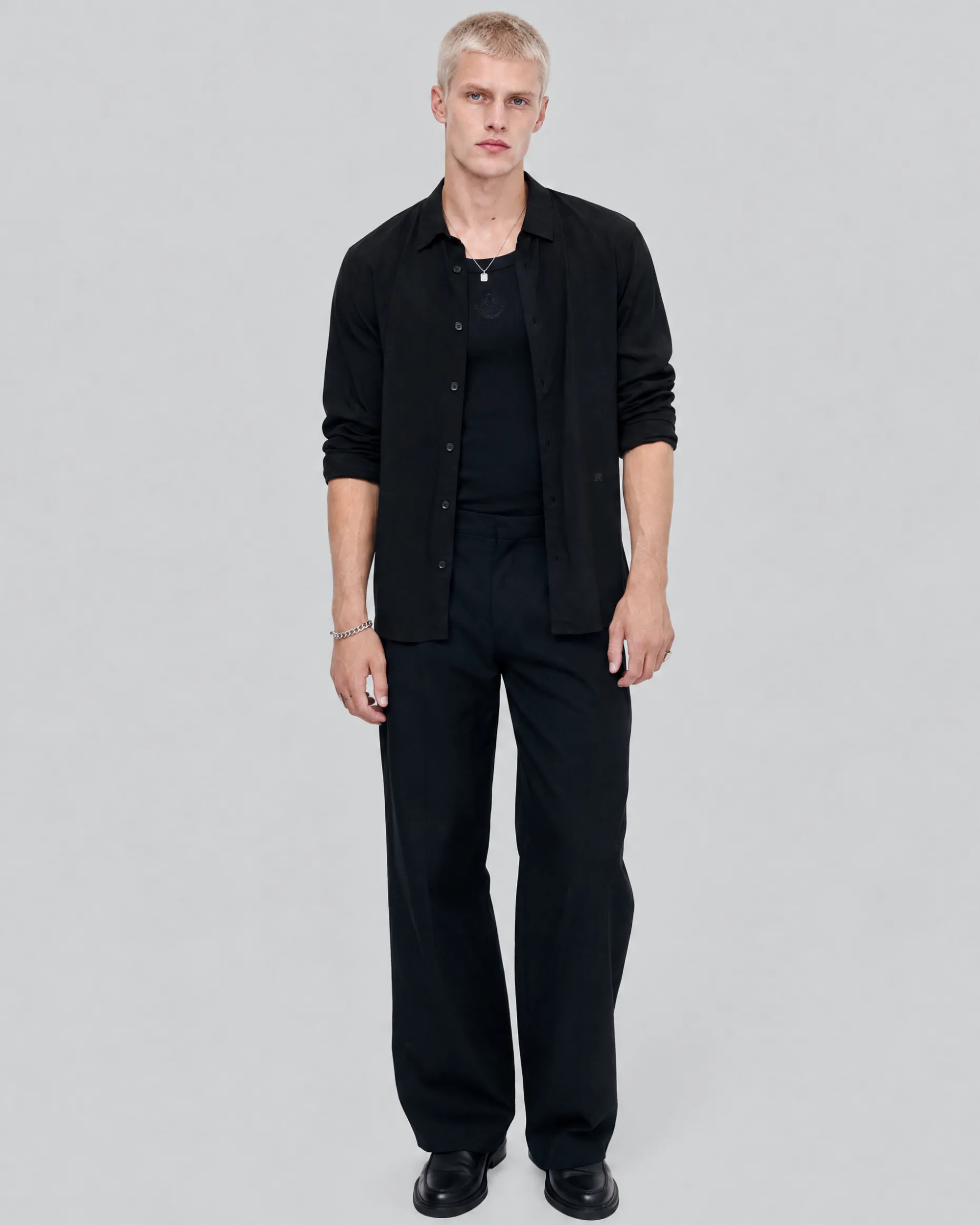 Chemise noire avec broderie