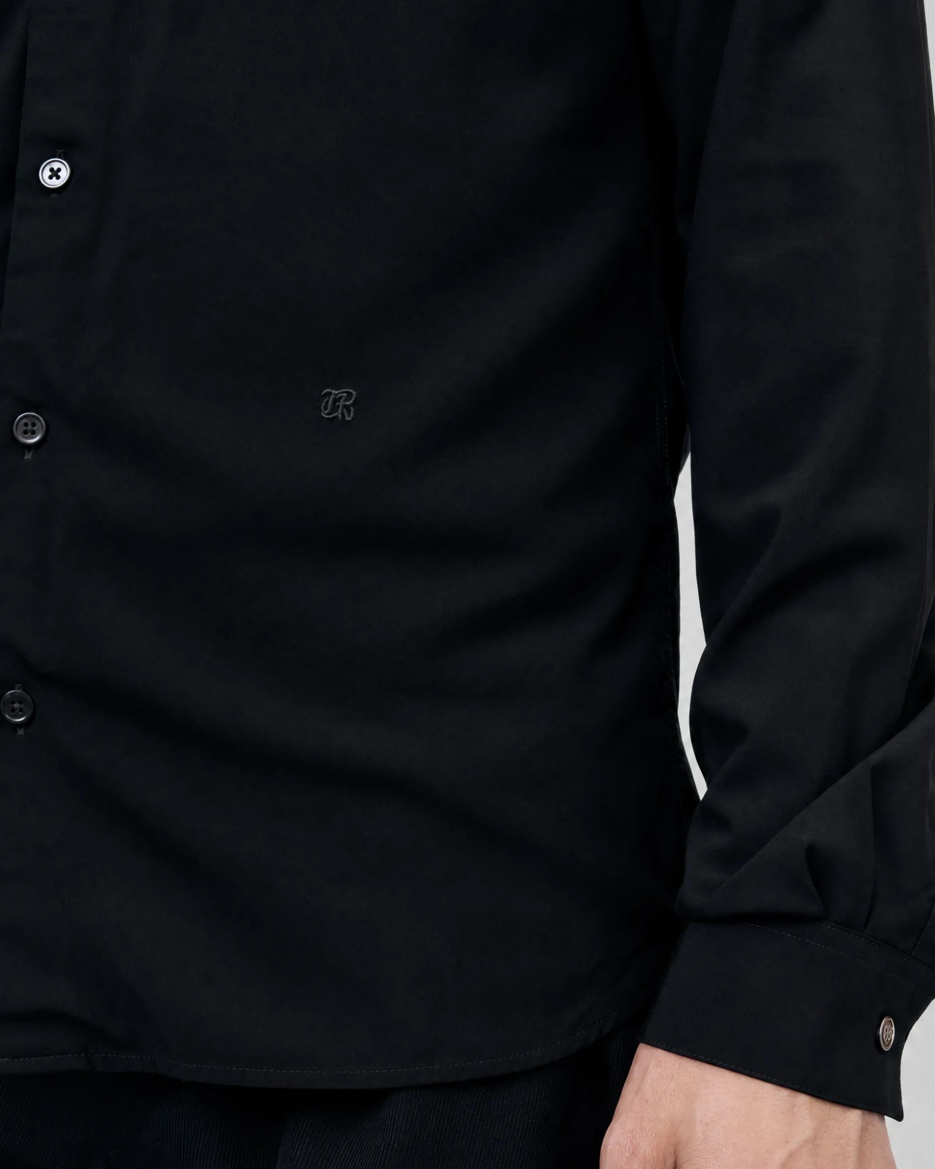 Chemise noire avec broderie
