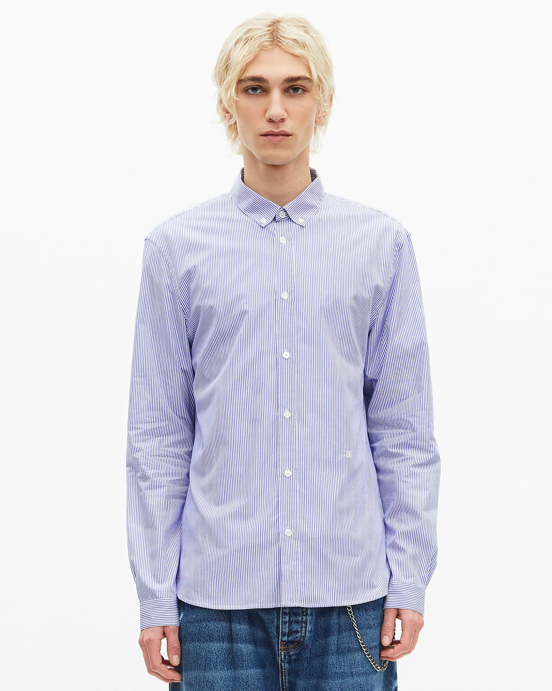 Chemise à rayures blanche et bleue
