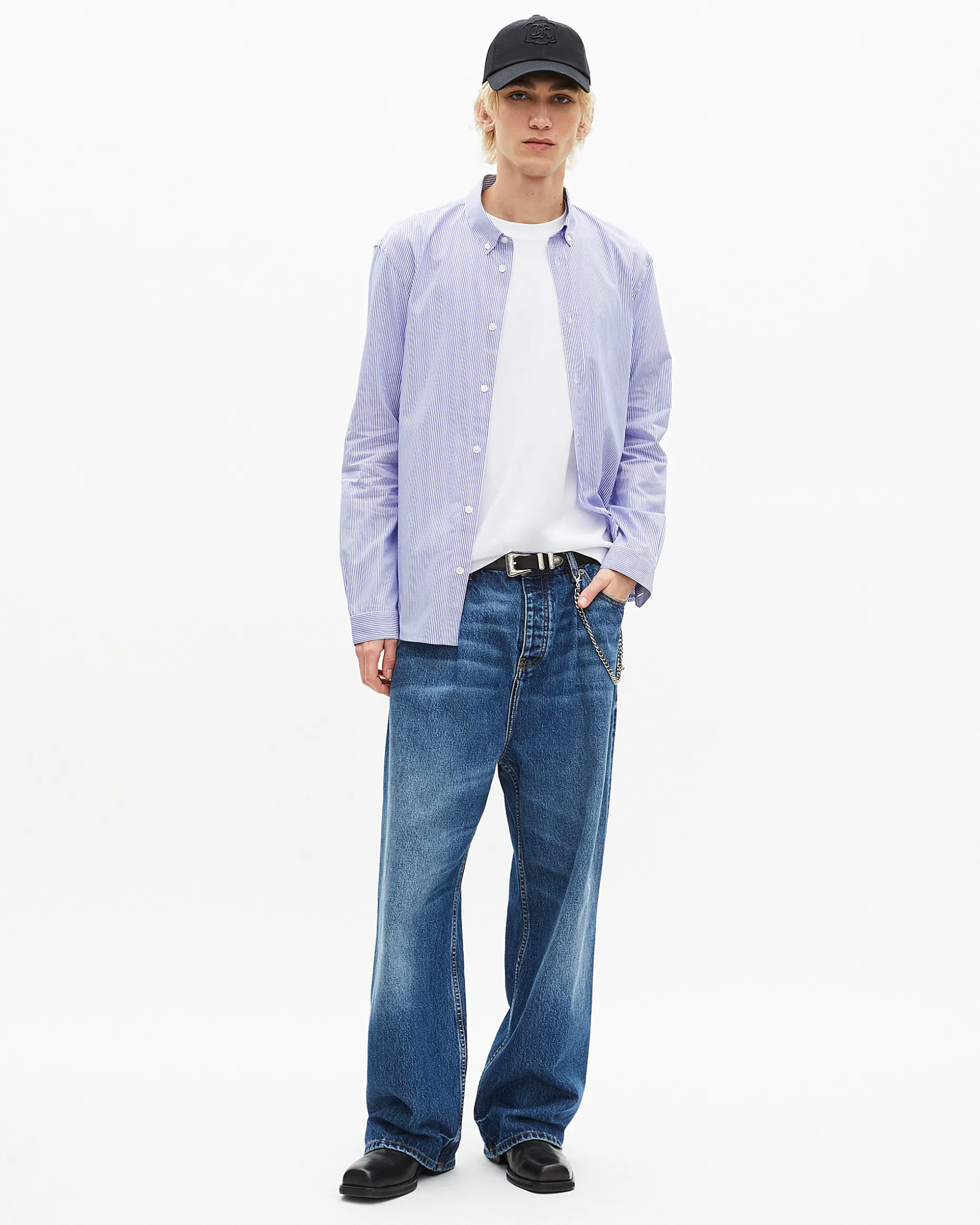 Chemise à rayures blanche et bleue