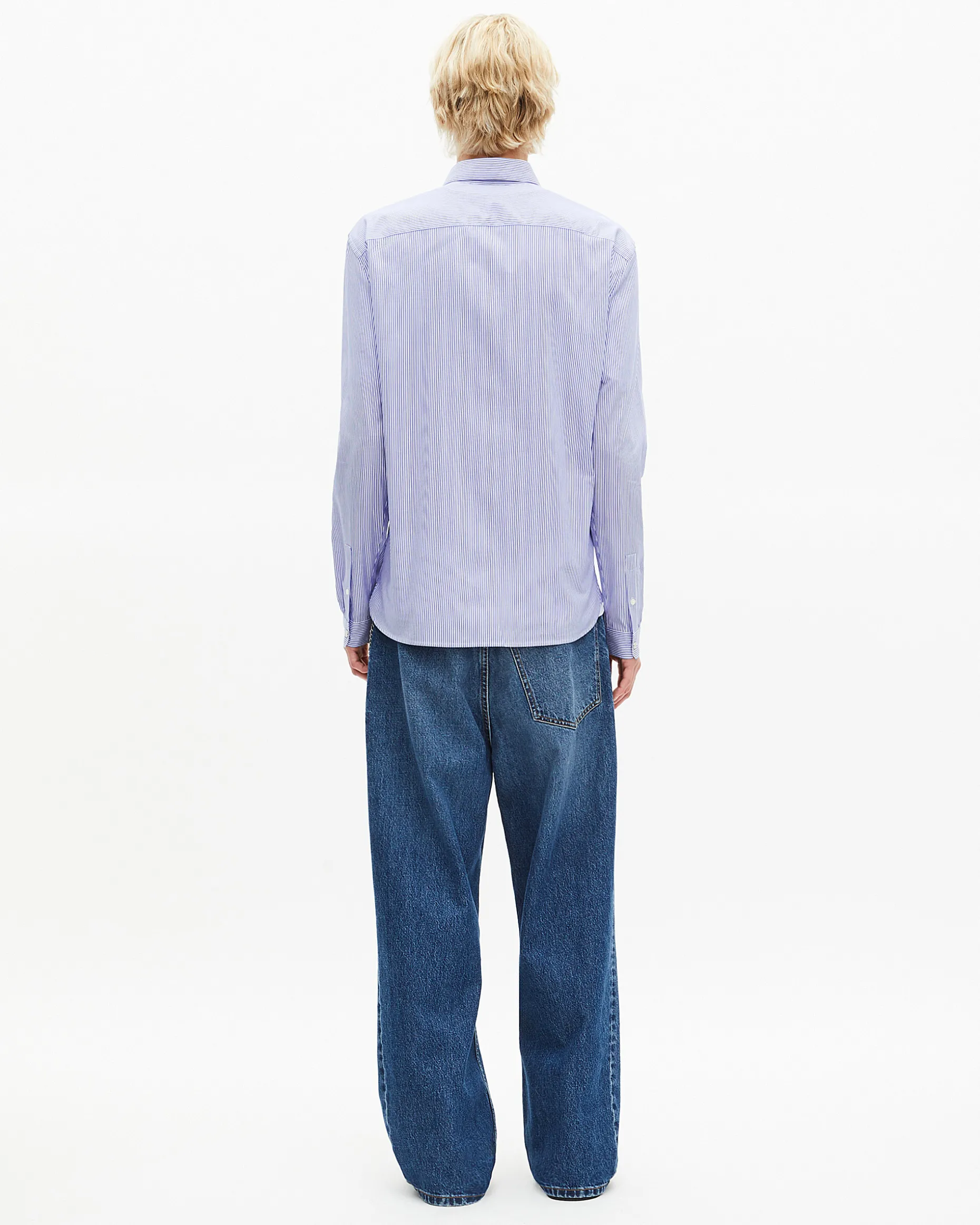 Chemise à rayures blanche et bleue