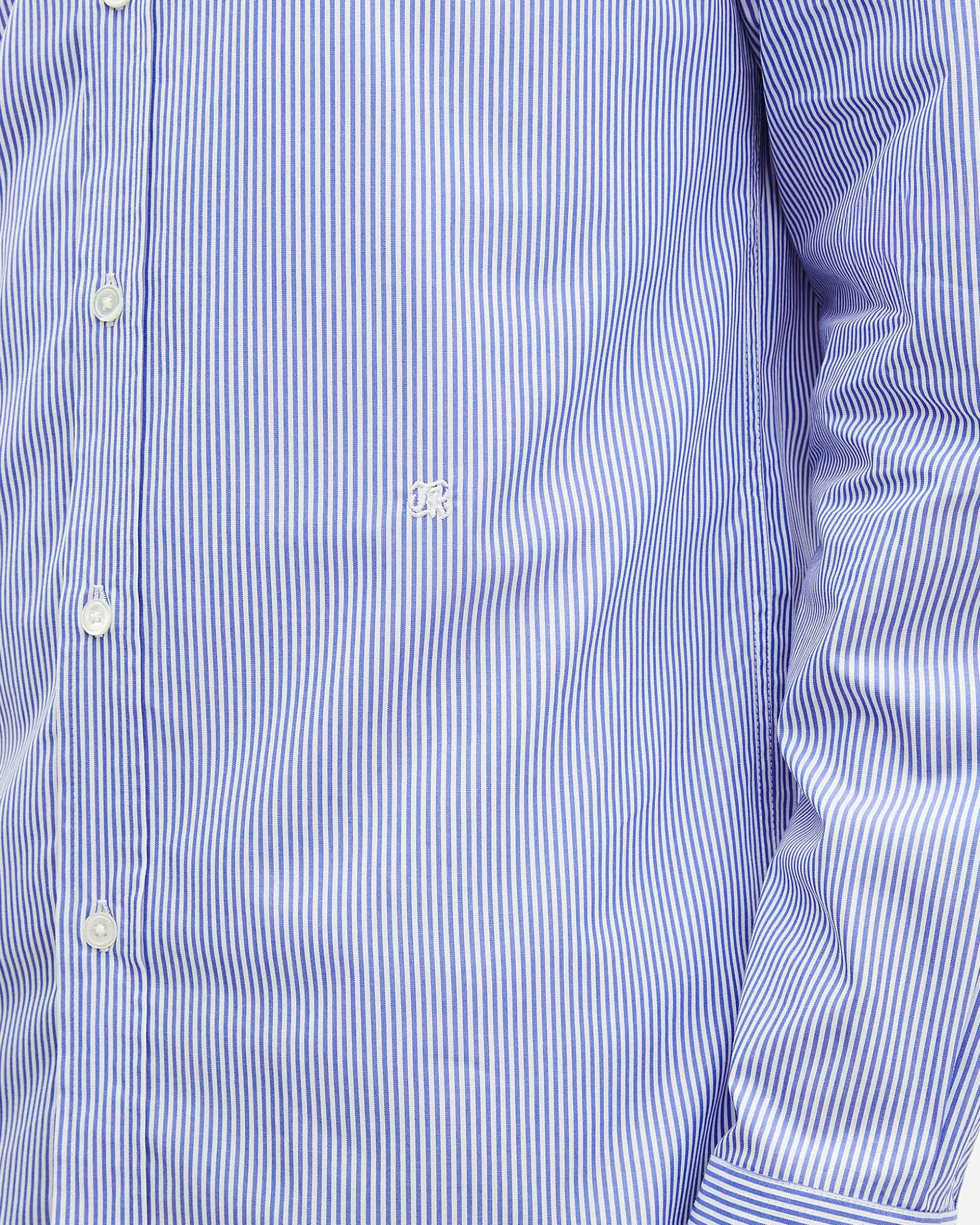 Chemise à rayures blanche et bleue