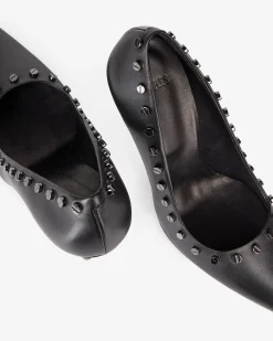 Escarpins à talons en cuir avec clous noirs