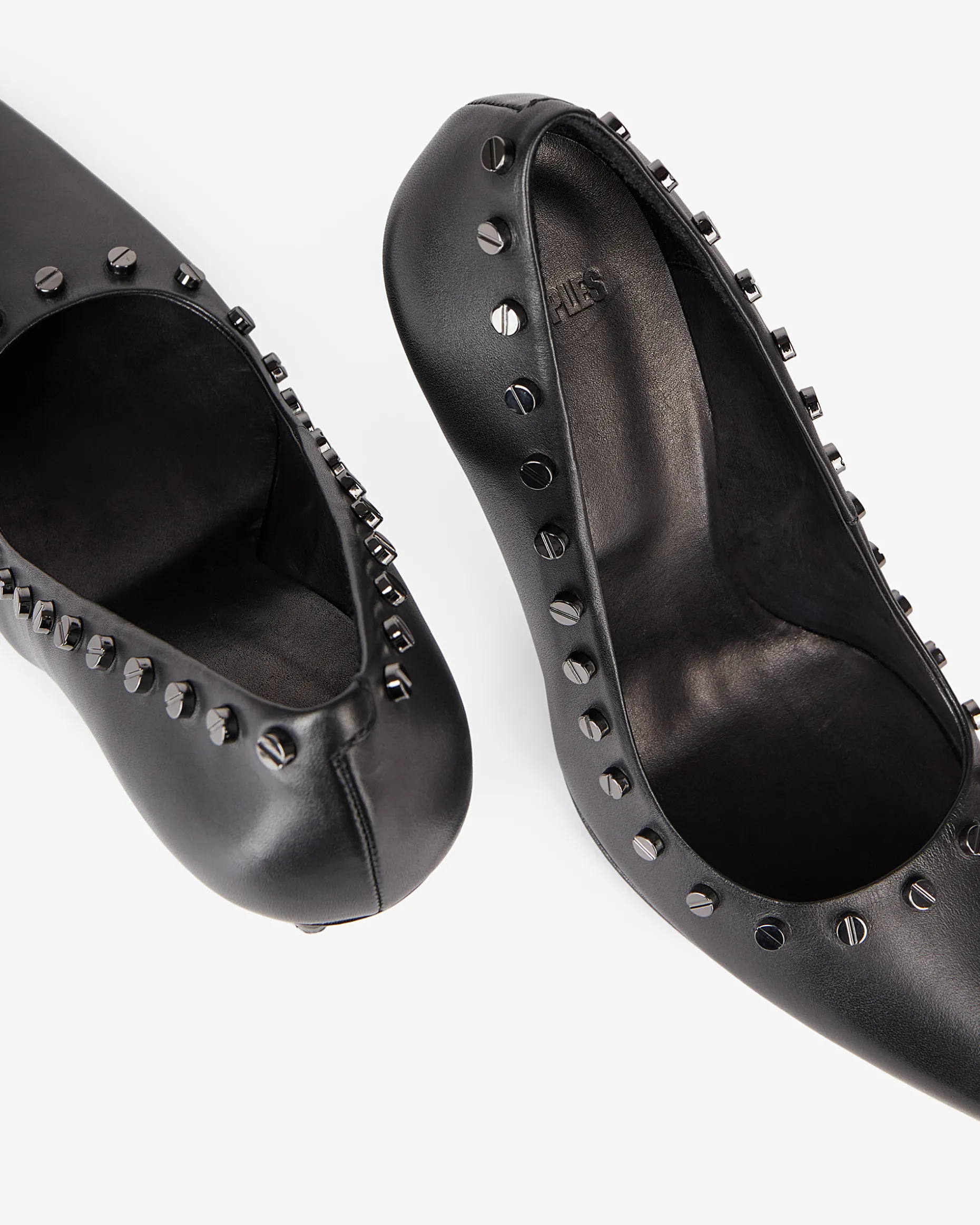 Escarpins à talons en cuir avec clous noirs