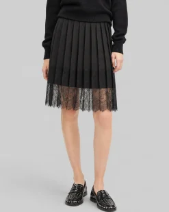 Jupe courte avec dentelle noire