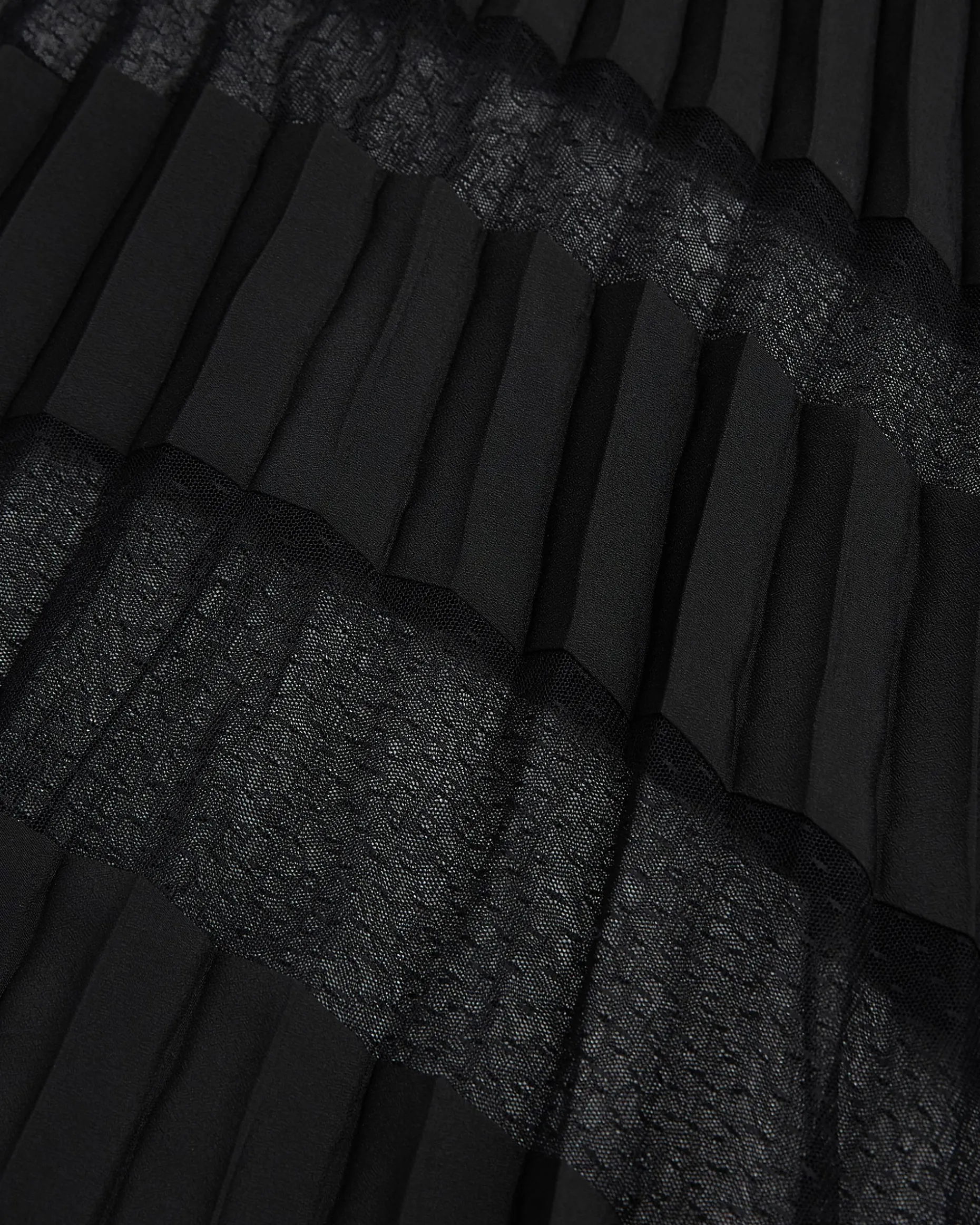 Jupe longue plissée avec dentelle noire