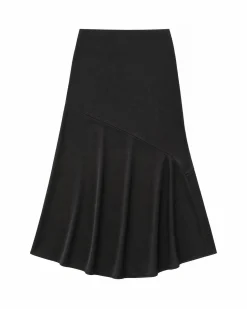 Jupe midi en satin avec chaîne dorée noire