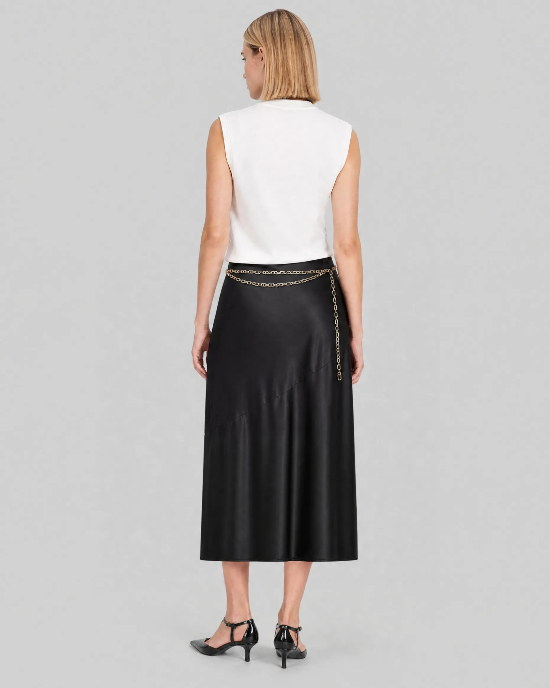 Jupe midi en satin avec chaîne dorée noire