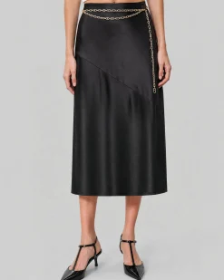 Jupe midi en satin avec chaîne dorée noire