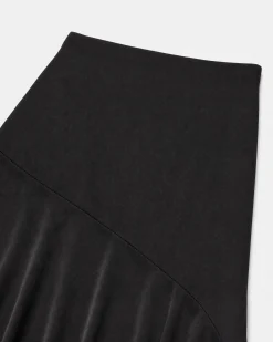 Jupe midi en satin avec chaîne dorée noire