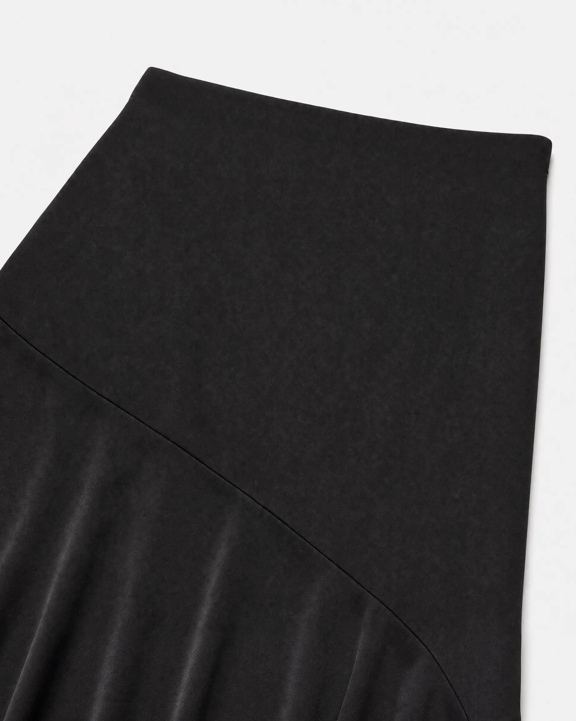 Jupe midi en satin avec chaîne dorée noire