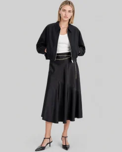Jupe midi en satin avec chaîne dorée noire