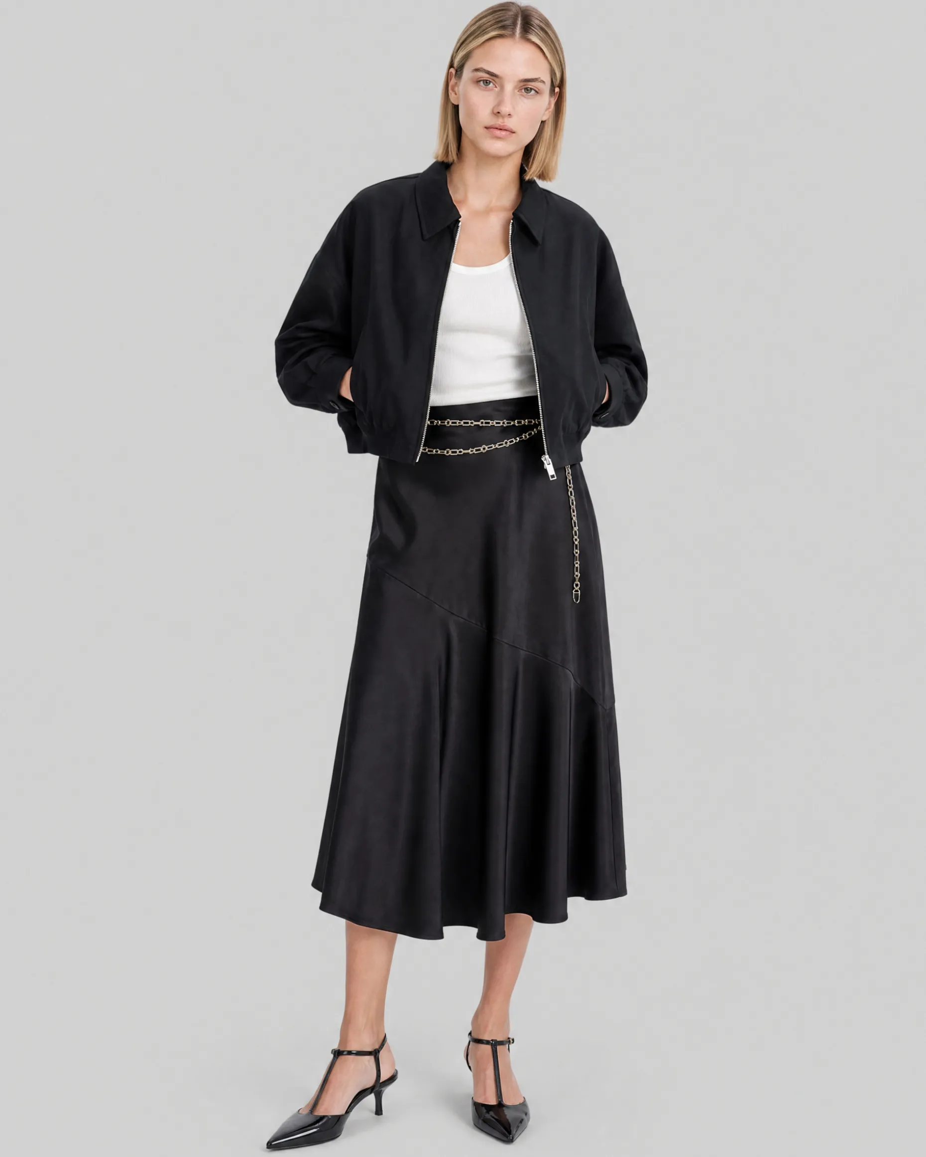 Jupe midi en satin avec chaîne dorée noire