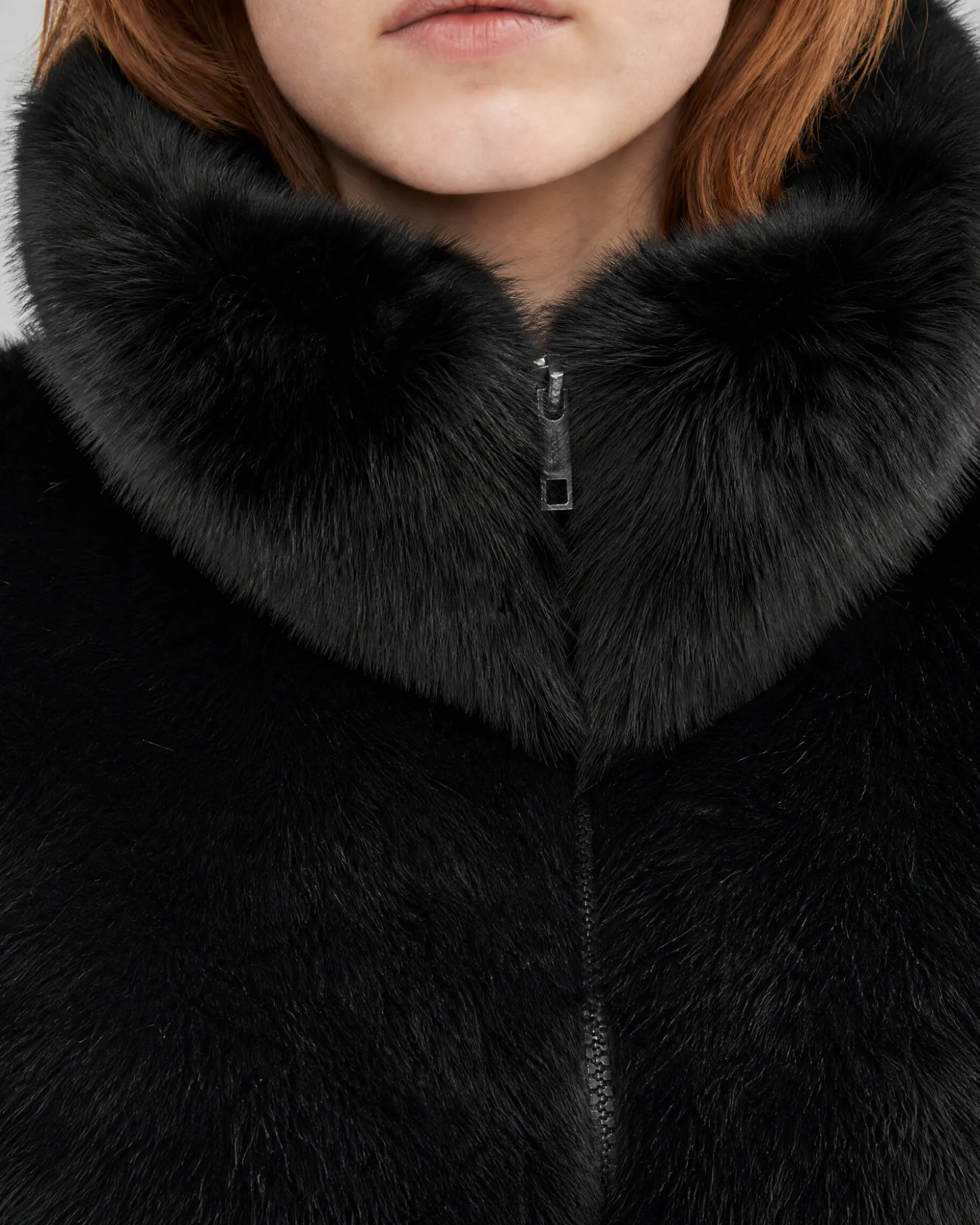 Manteau en fausse fourrure col montant noir