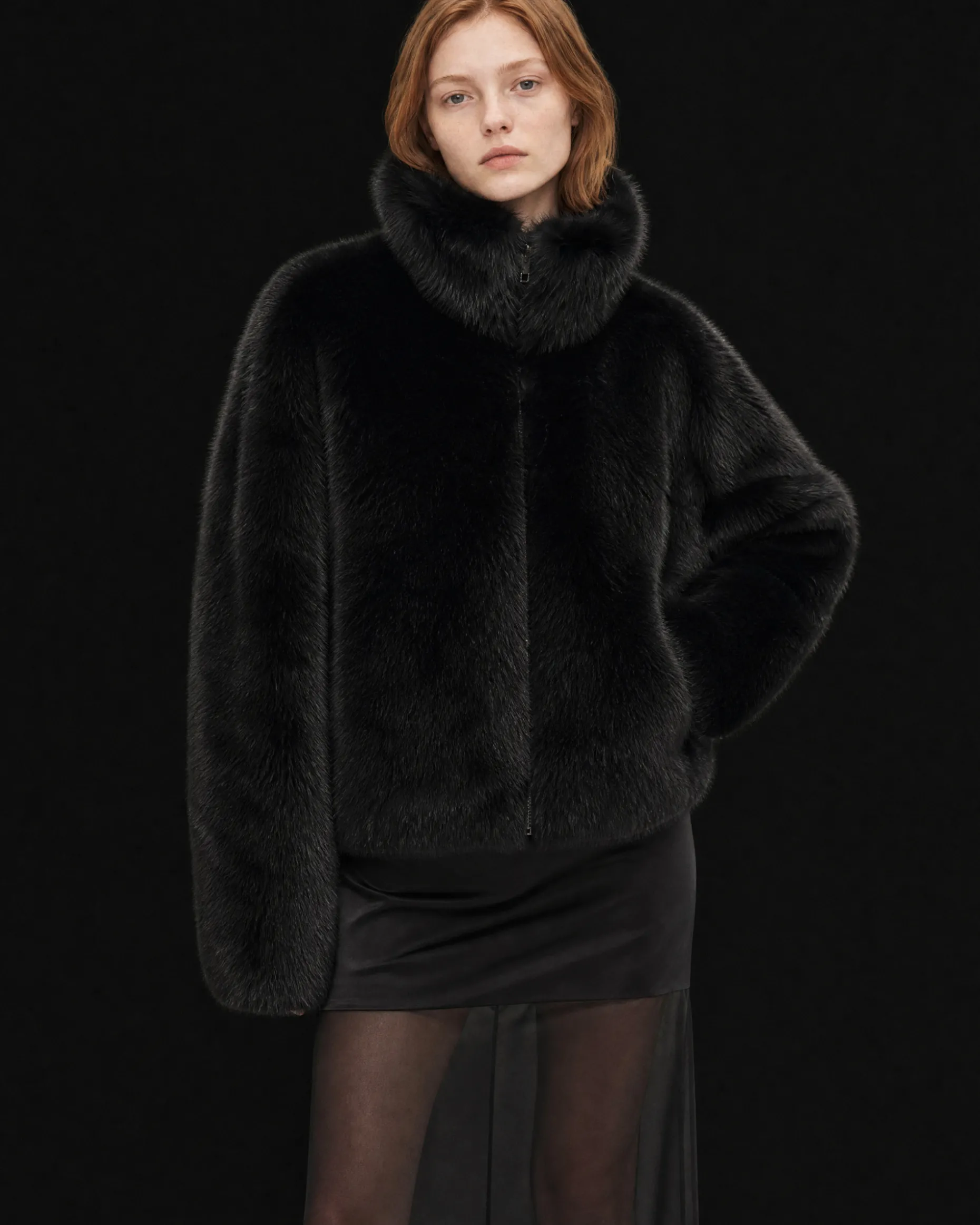Manteau en fausse fourrure col montant noir