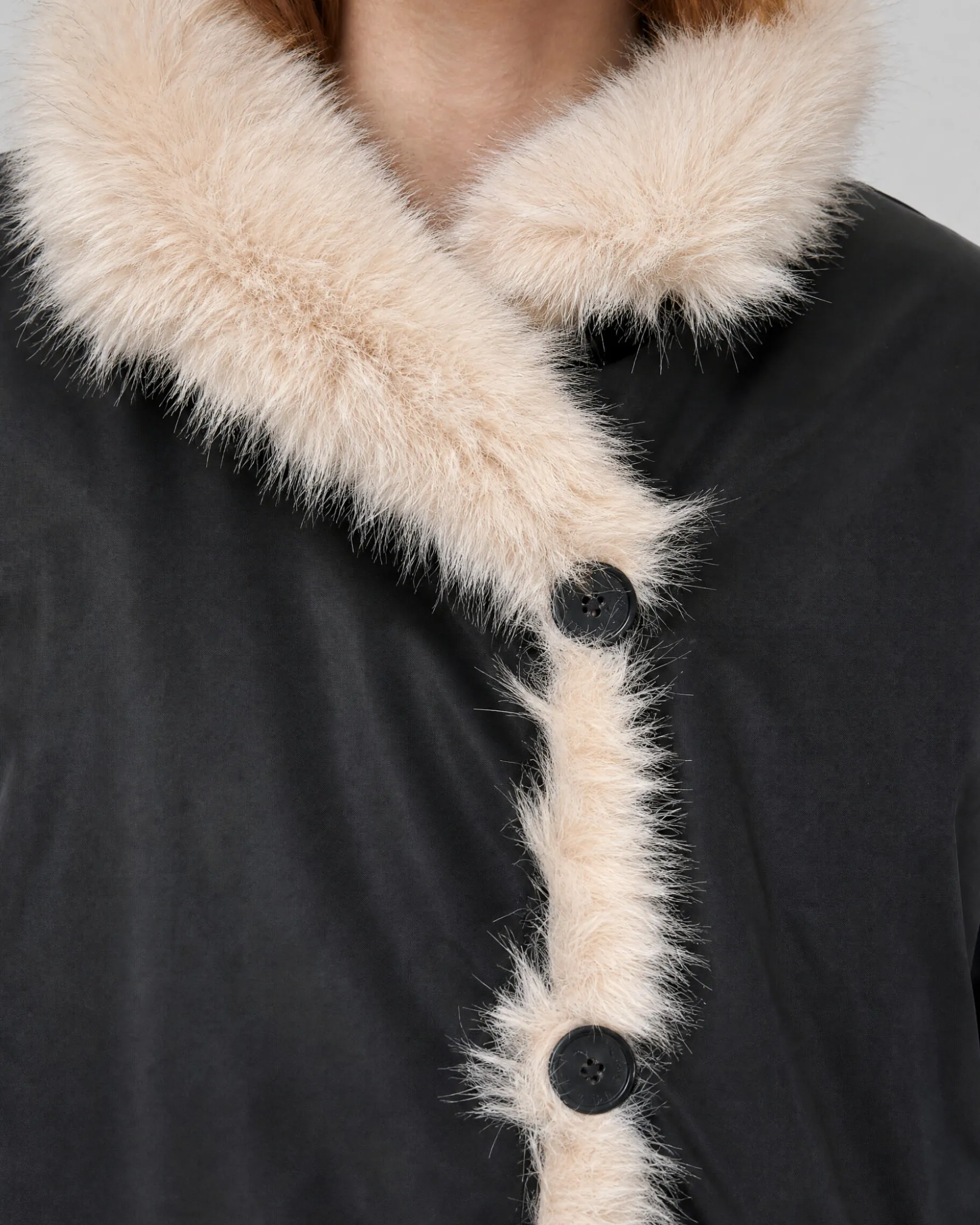 Manteau en fausse fourrure reversible beige et noir