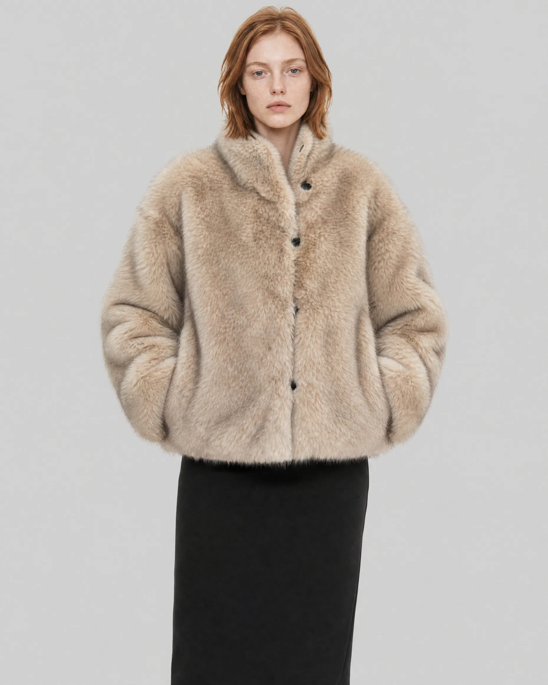 Manteau en fausse fourrure reversible beige et noir