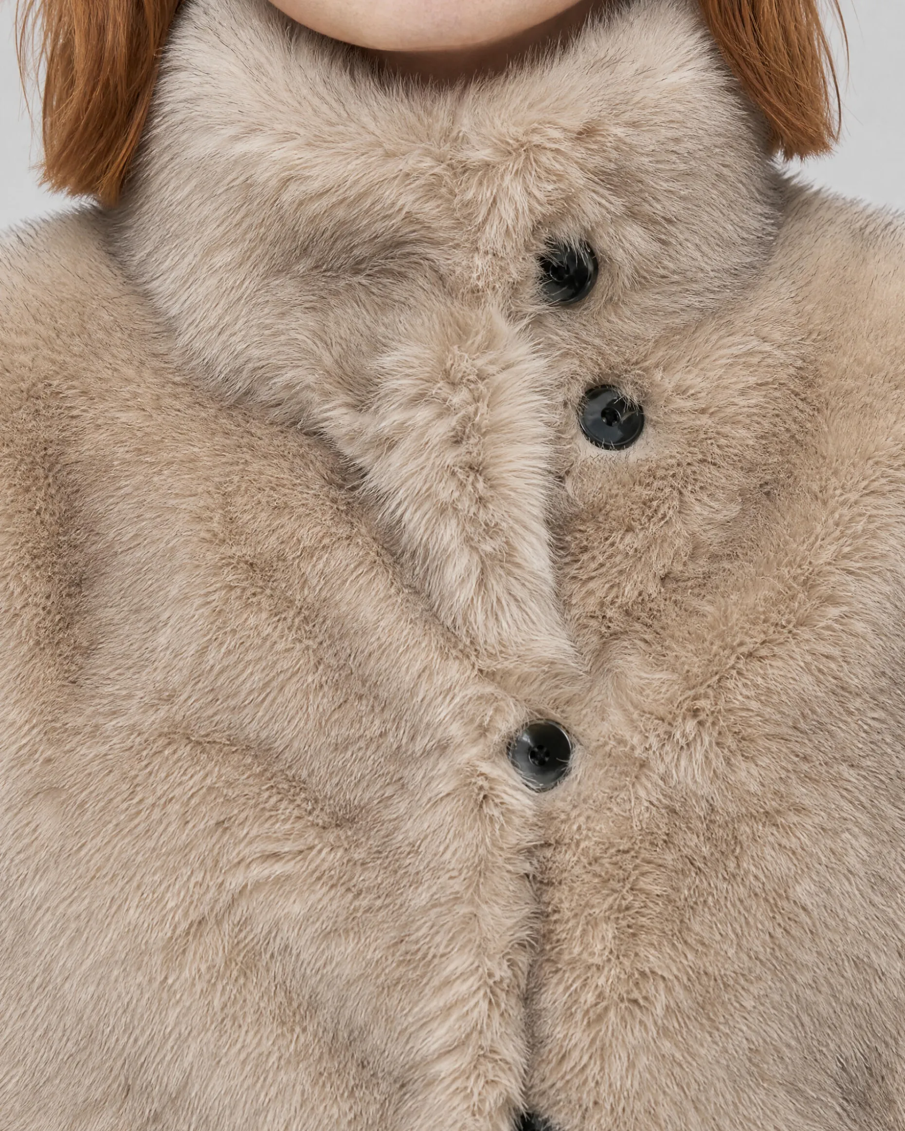Manteau en fausse fourrure reversible beige et noir