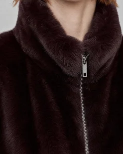 Manteau sans manches en fausse fourrure bordeaux