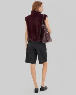 Manteau sans manches en fausse fourrure bordeaux