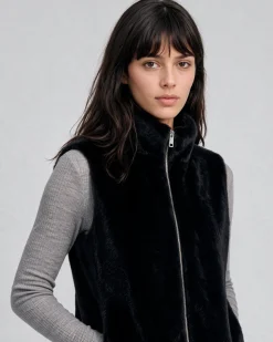 Manteau sans manches en fausse fourrure noir