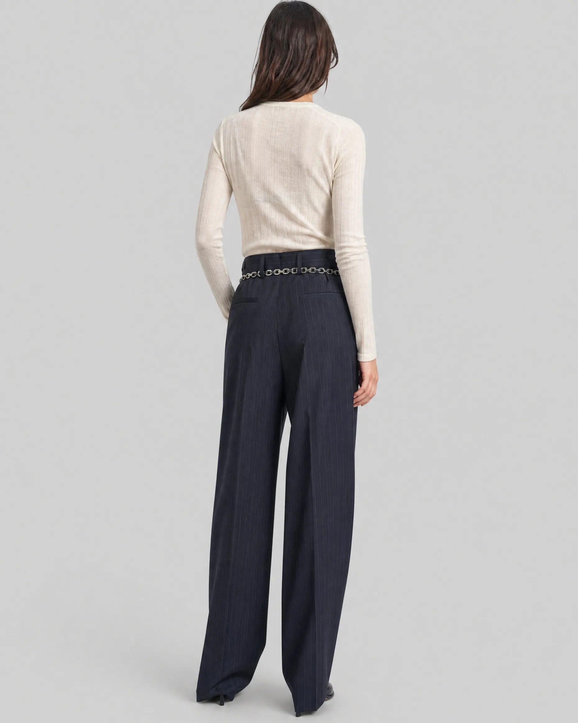 Pantalon de tailleur en laine large motif fines rayures marine