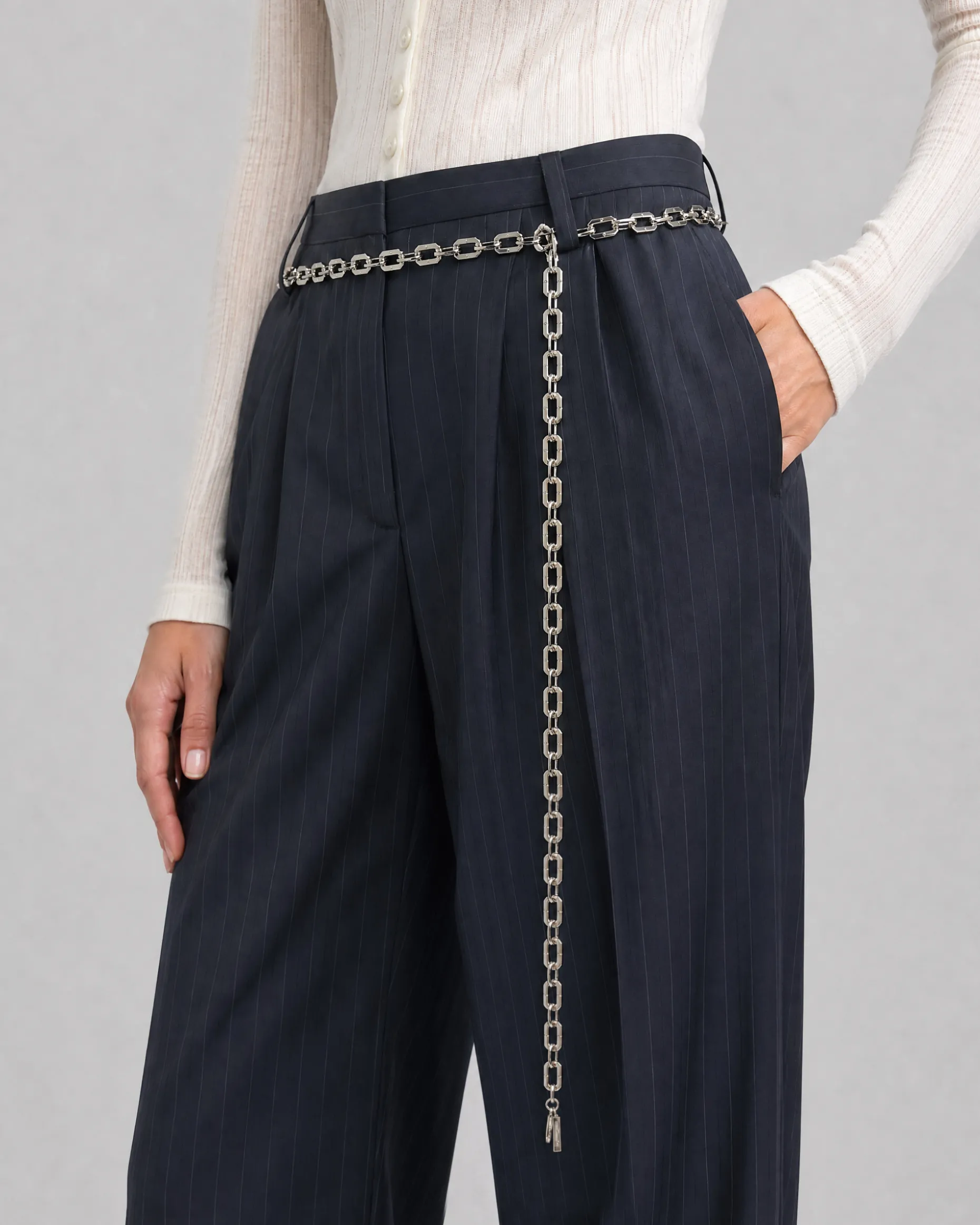 Pantalon de tailleur en laine large motif fines rayures marine