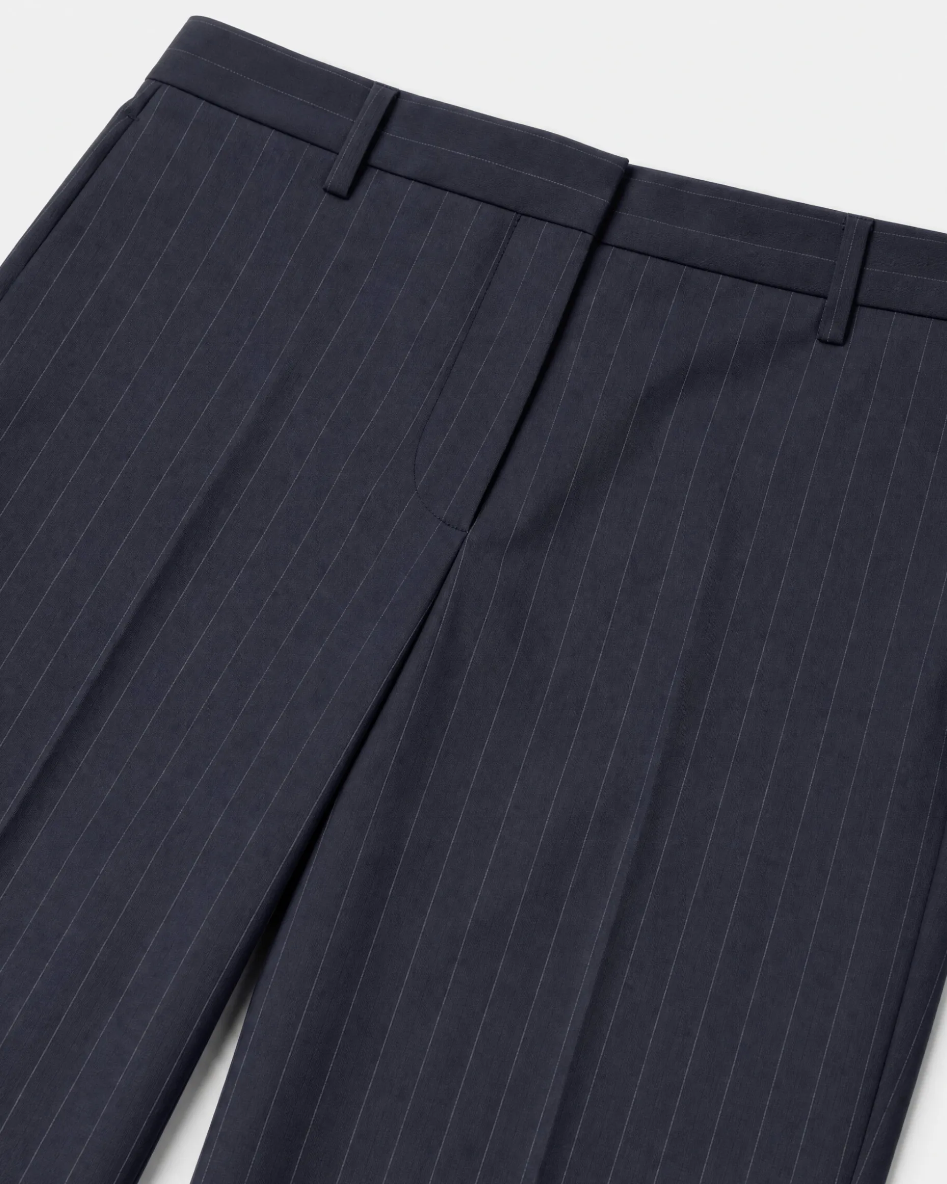 Pantalon de tailleur en laine large motif fines rayures marine