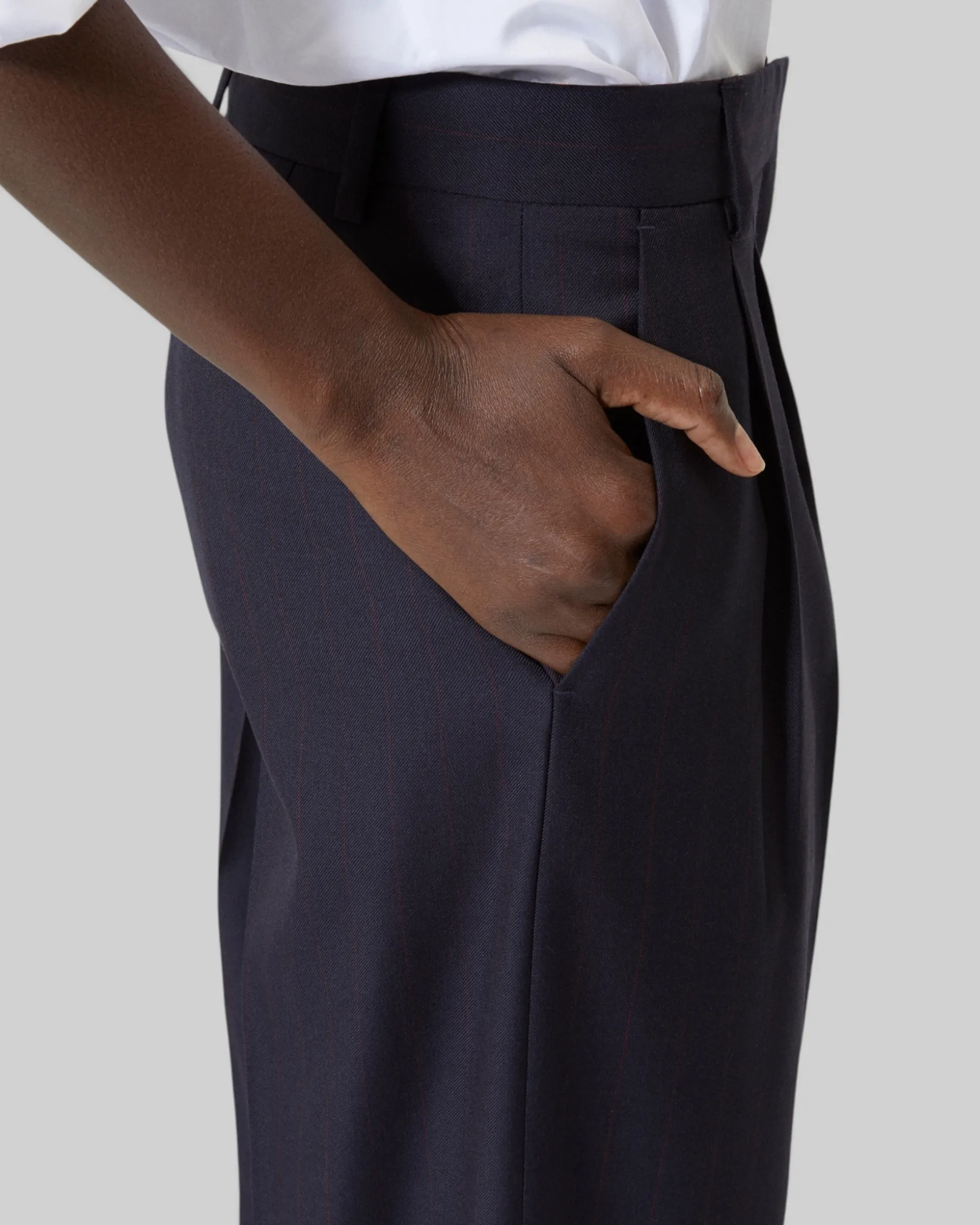 Pantalon tailleur large en laine rayé marine