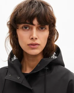 Parka longue à capuche noire