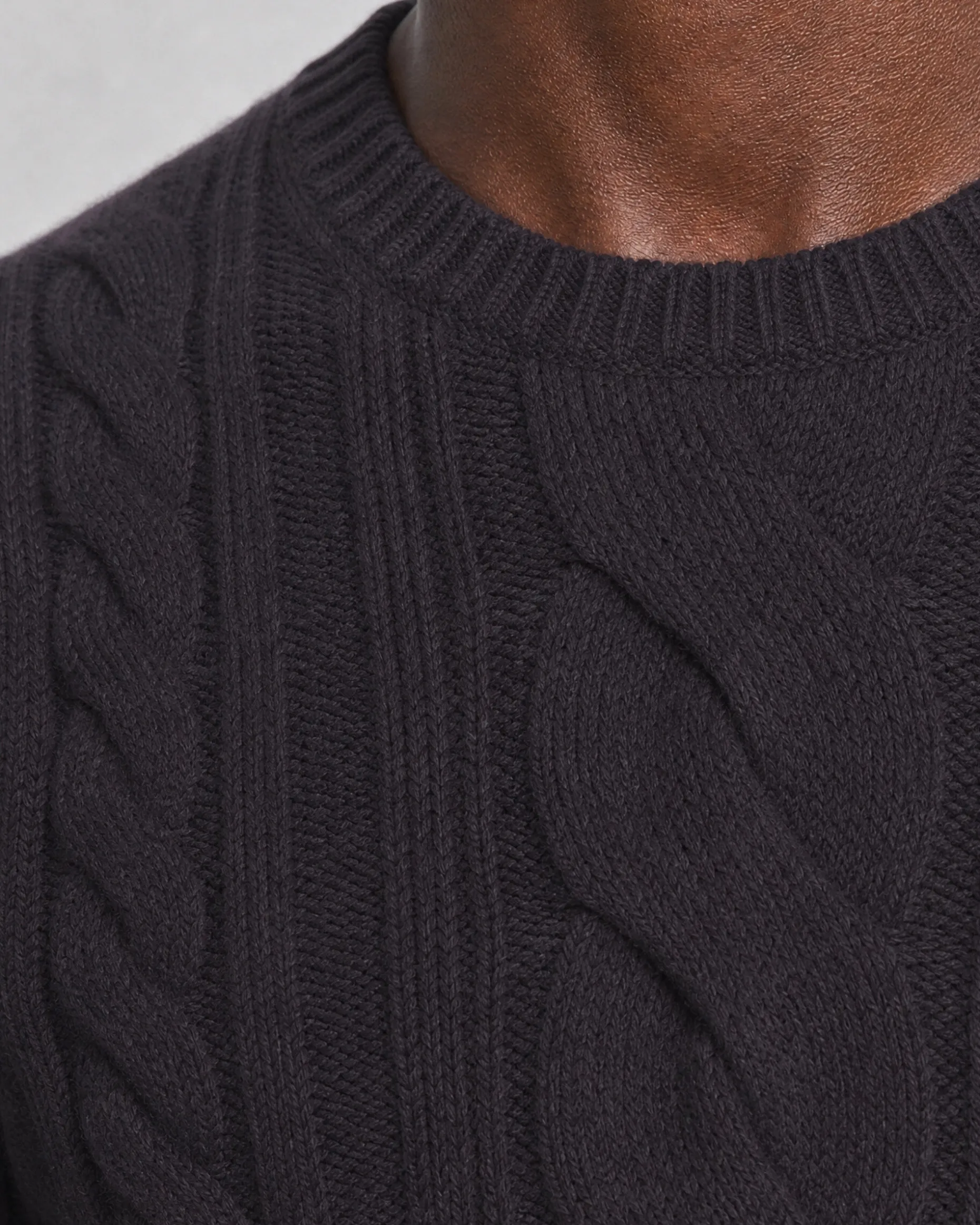 Pull col rond torsadé en laine marine