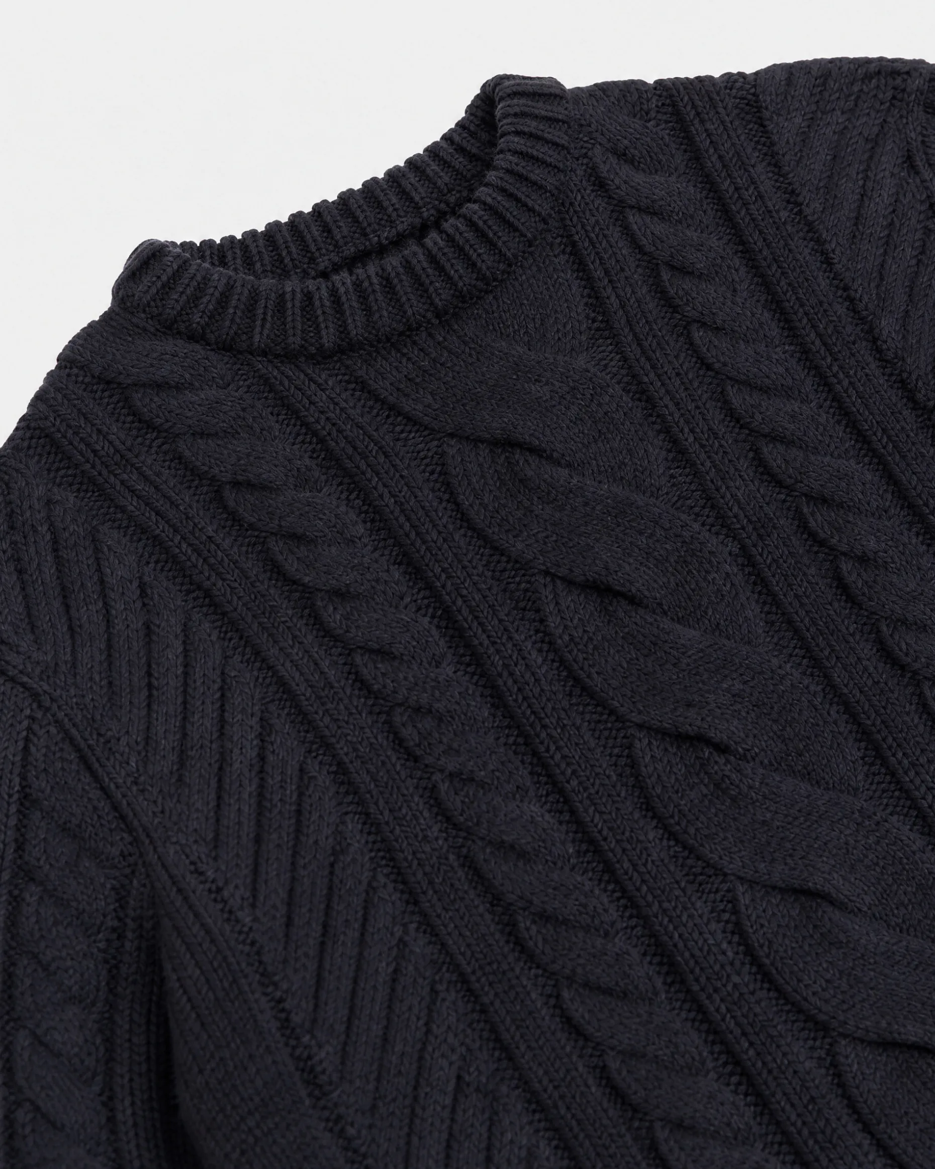 Pull col rond torsadé en laine marine