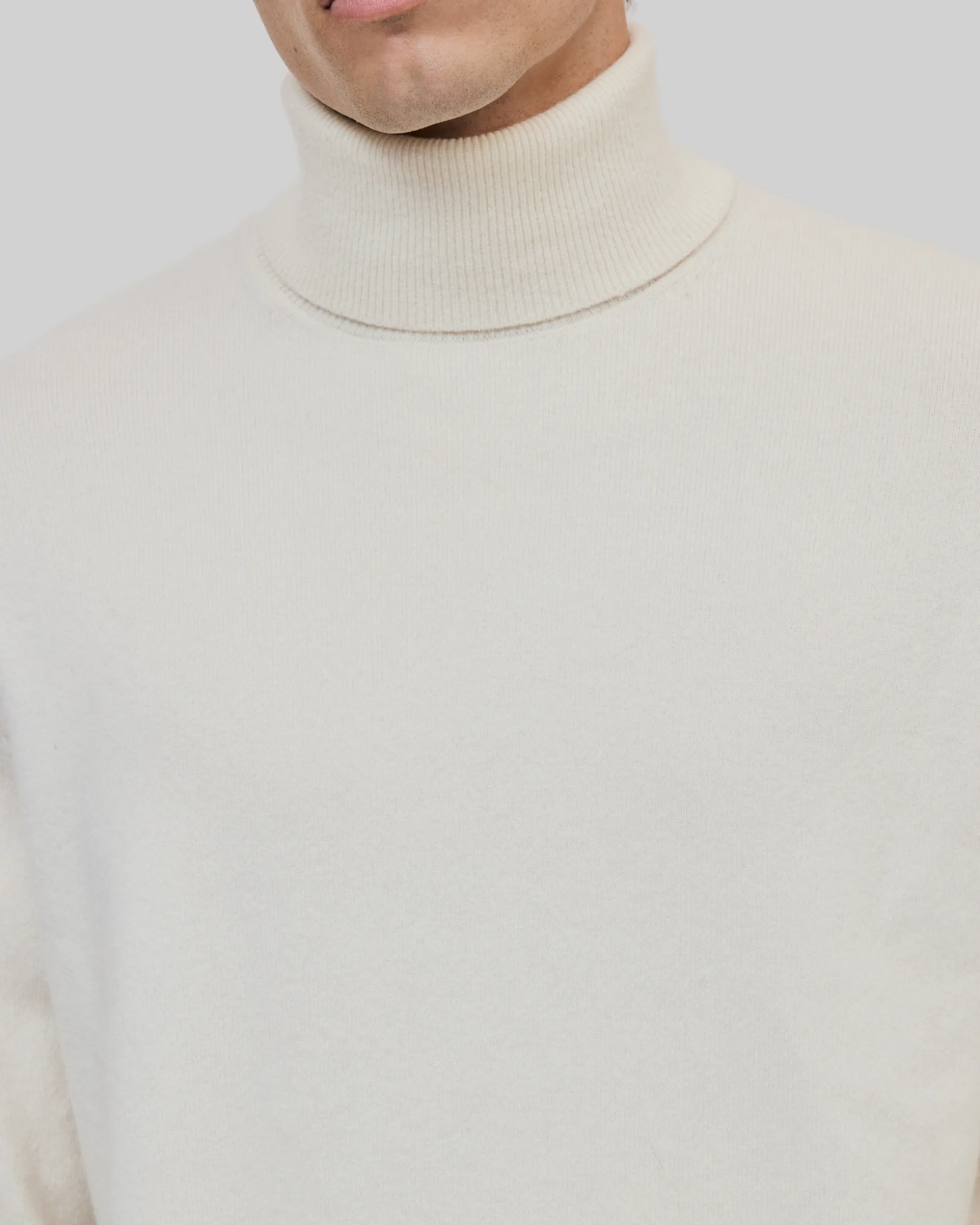 Pull col roulé en cachemire écru
