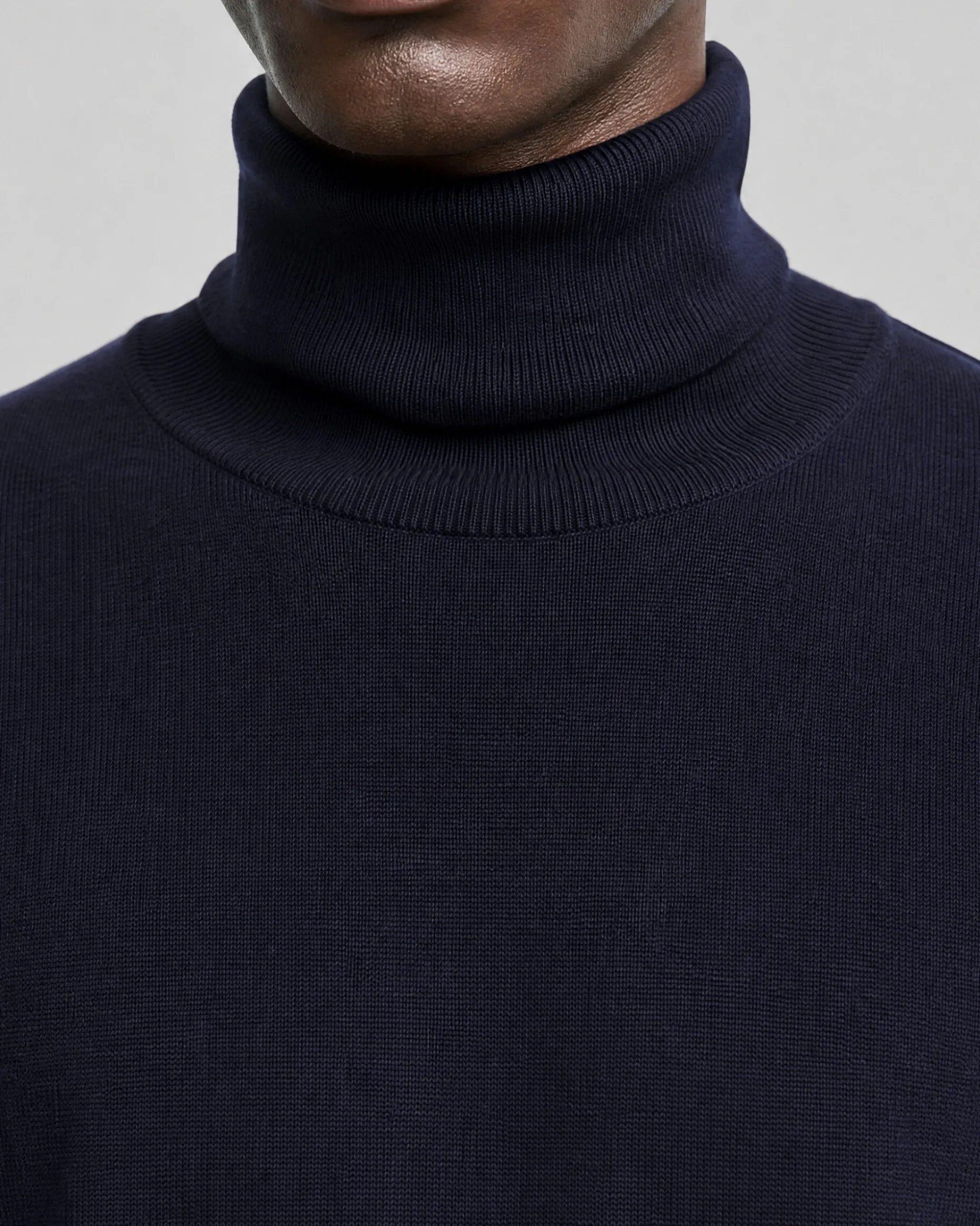 Pull col roulé en laine mérinos marine