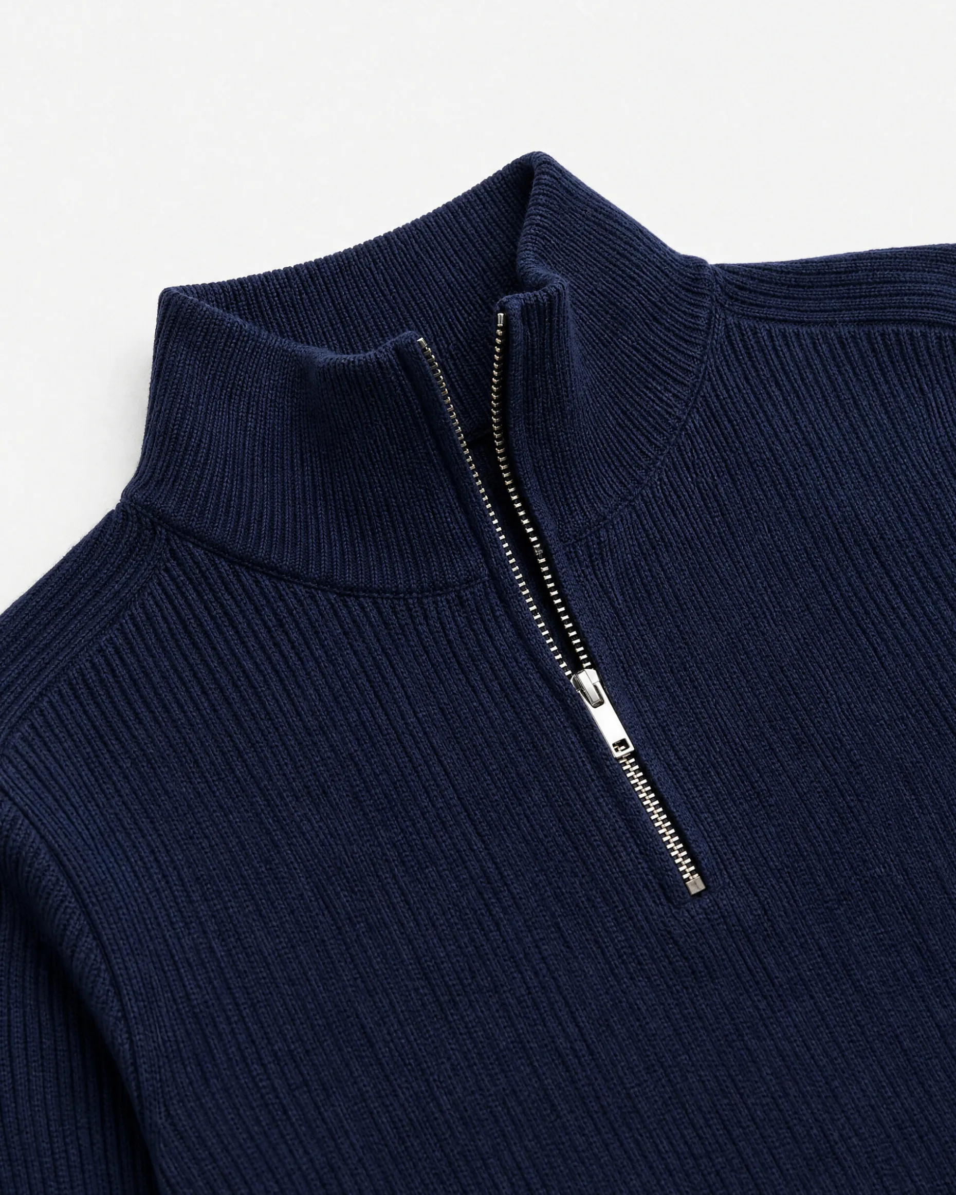 Pull en maille côtelée en laine mérinos marine
