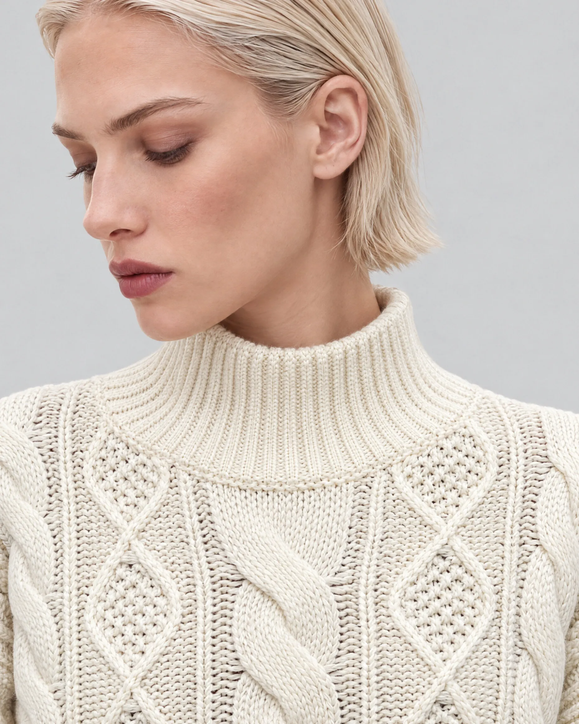 Pull en maille torsadée laine mérinos écru