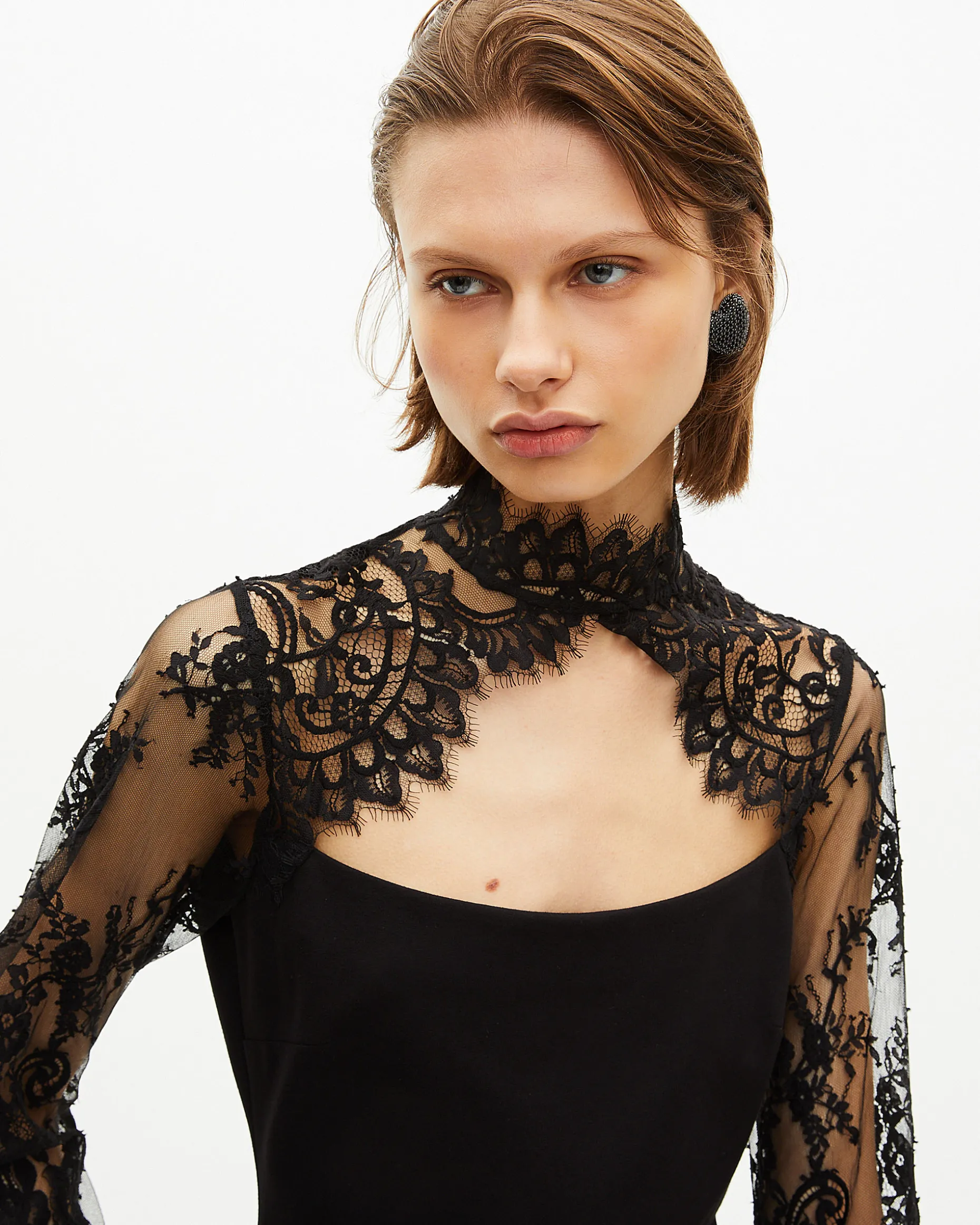 Robe courte avec dentelle noire