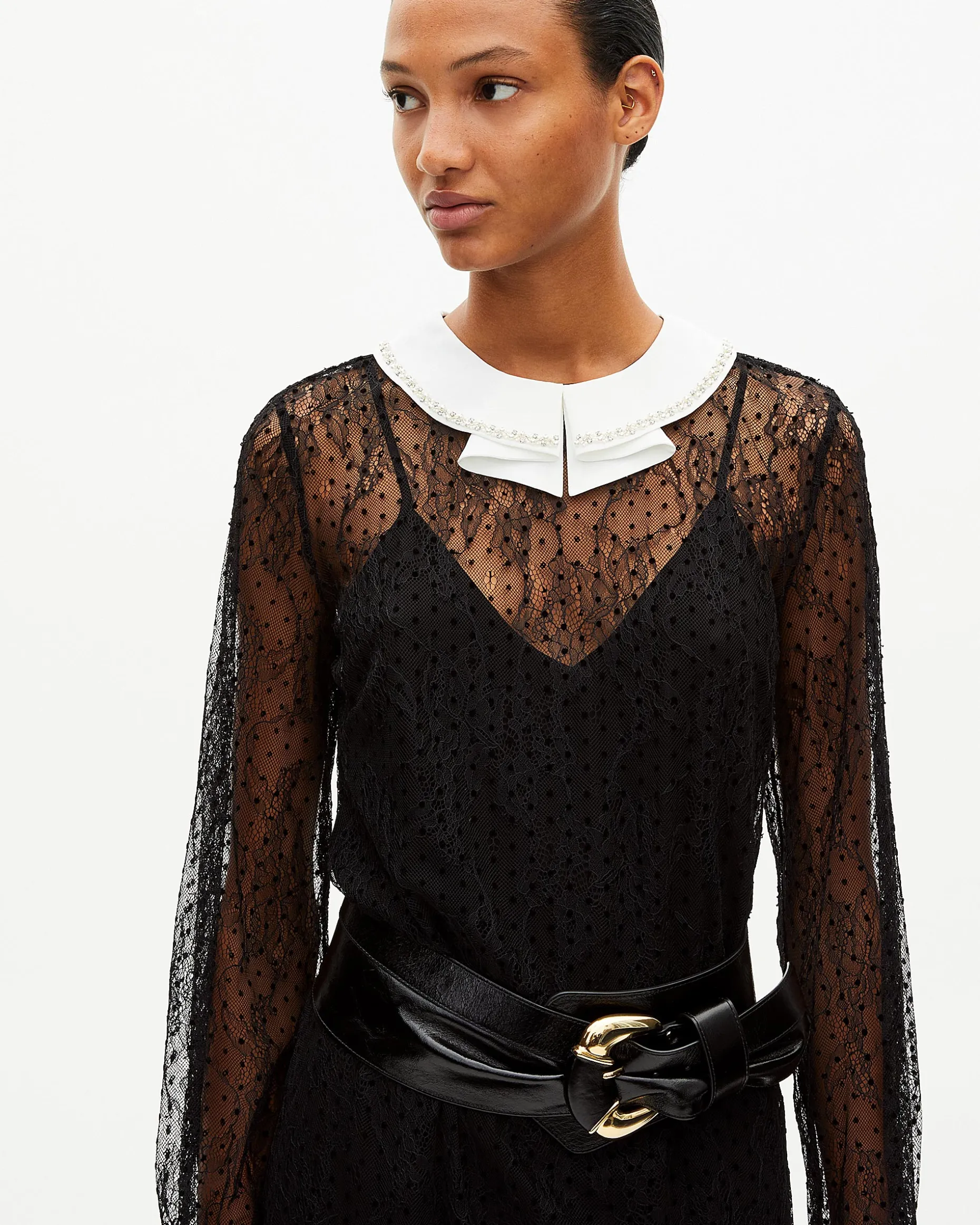 Robe courte en dentelle plumetis et strass noire