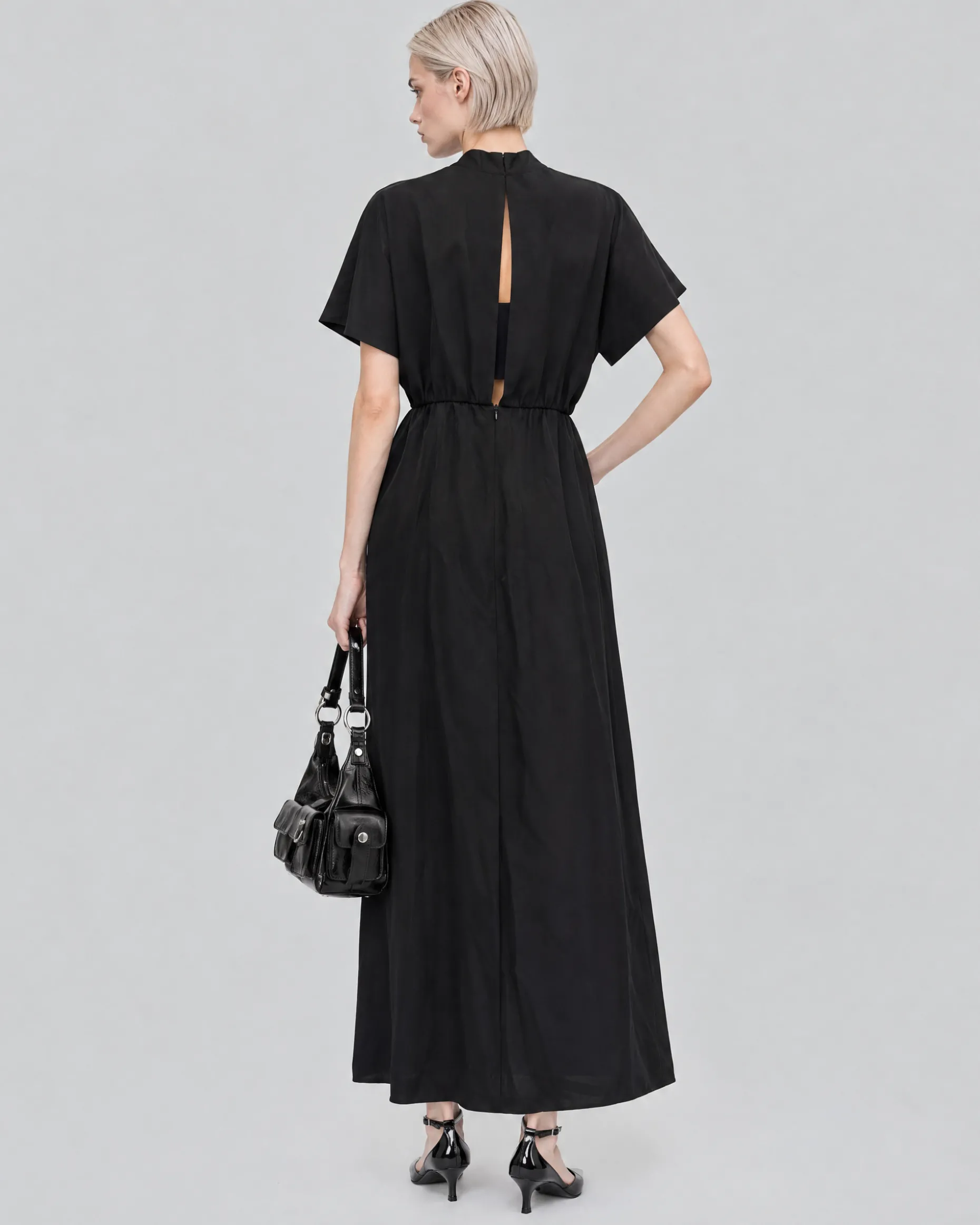 Robe longue col lavallière en satin marron