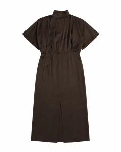 Robe longue col lavallière en satin marron