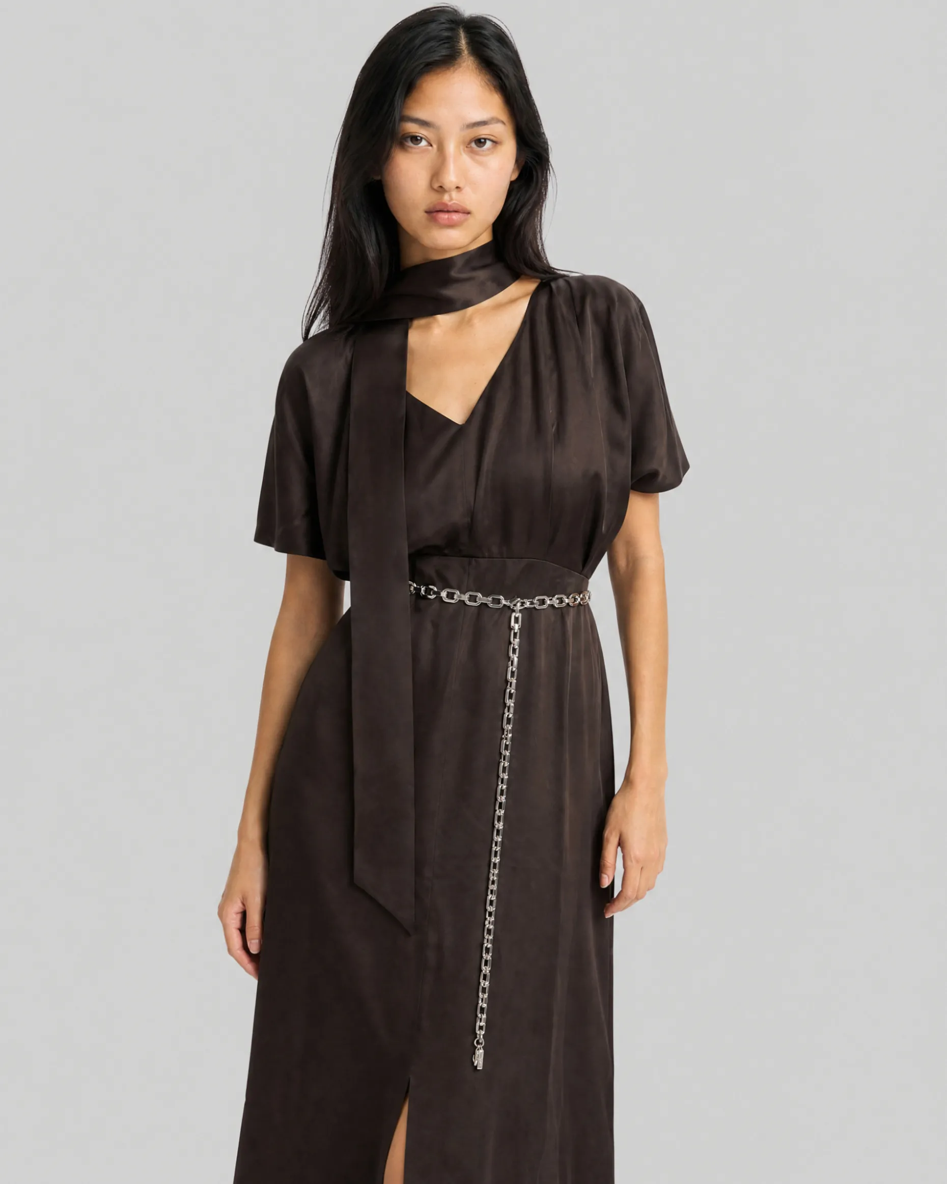 Robe longue col lavallière en satin marron