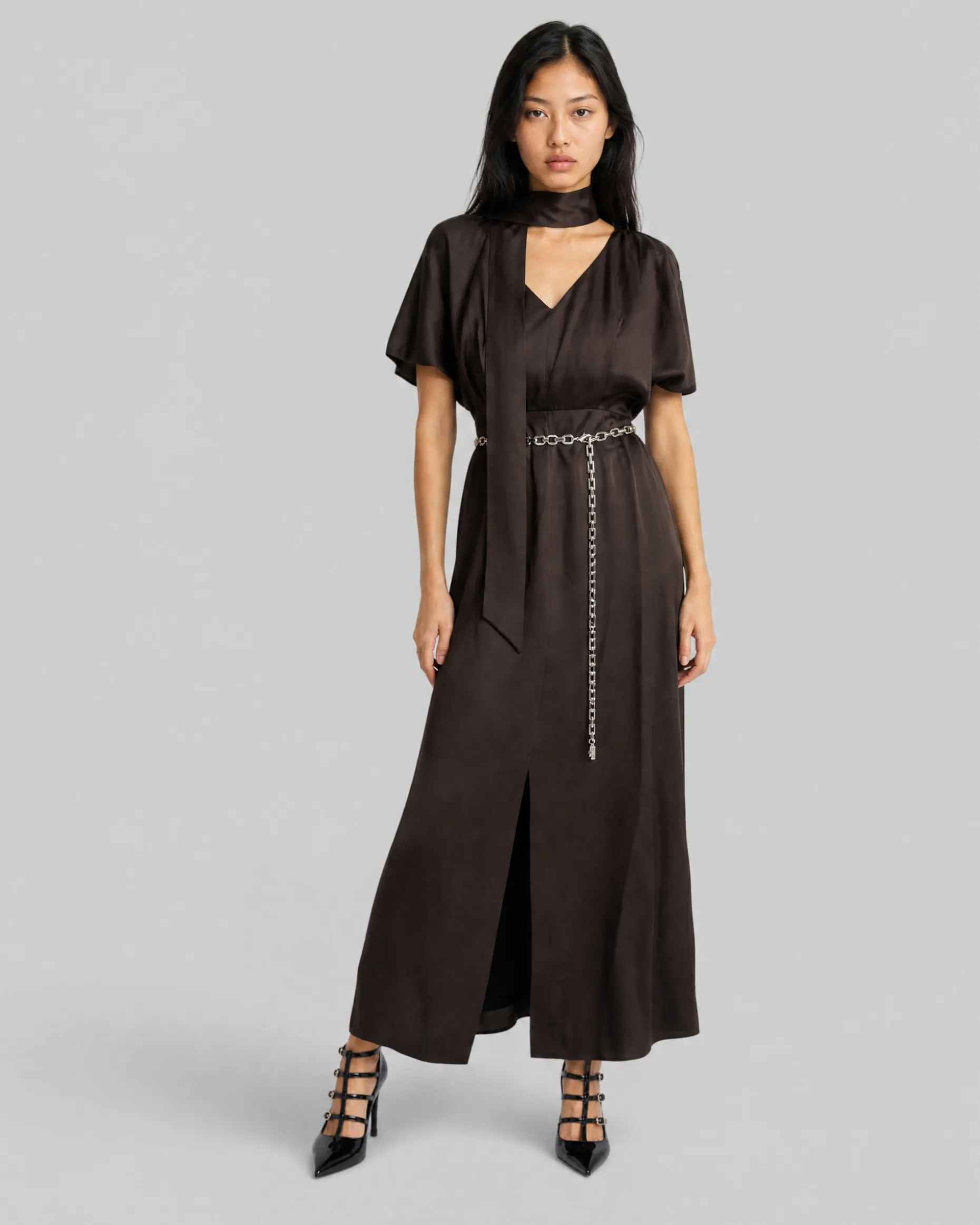 Robe longue col lavallière en satin marron