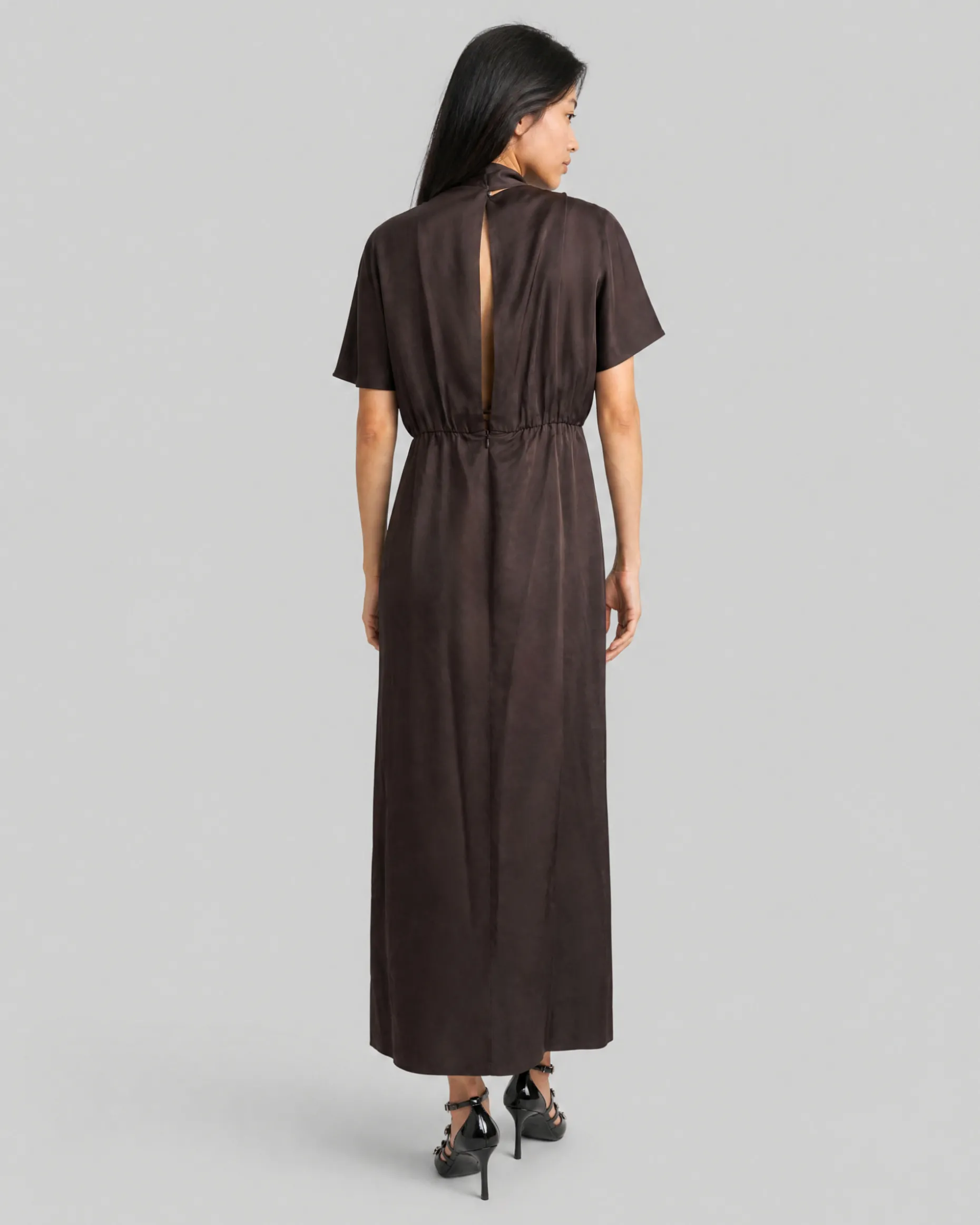 Robe longue col lavallière en satin marron