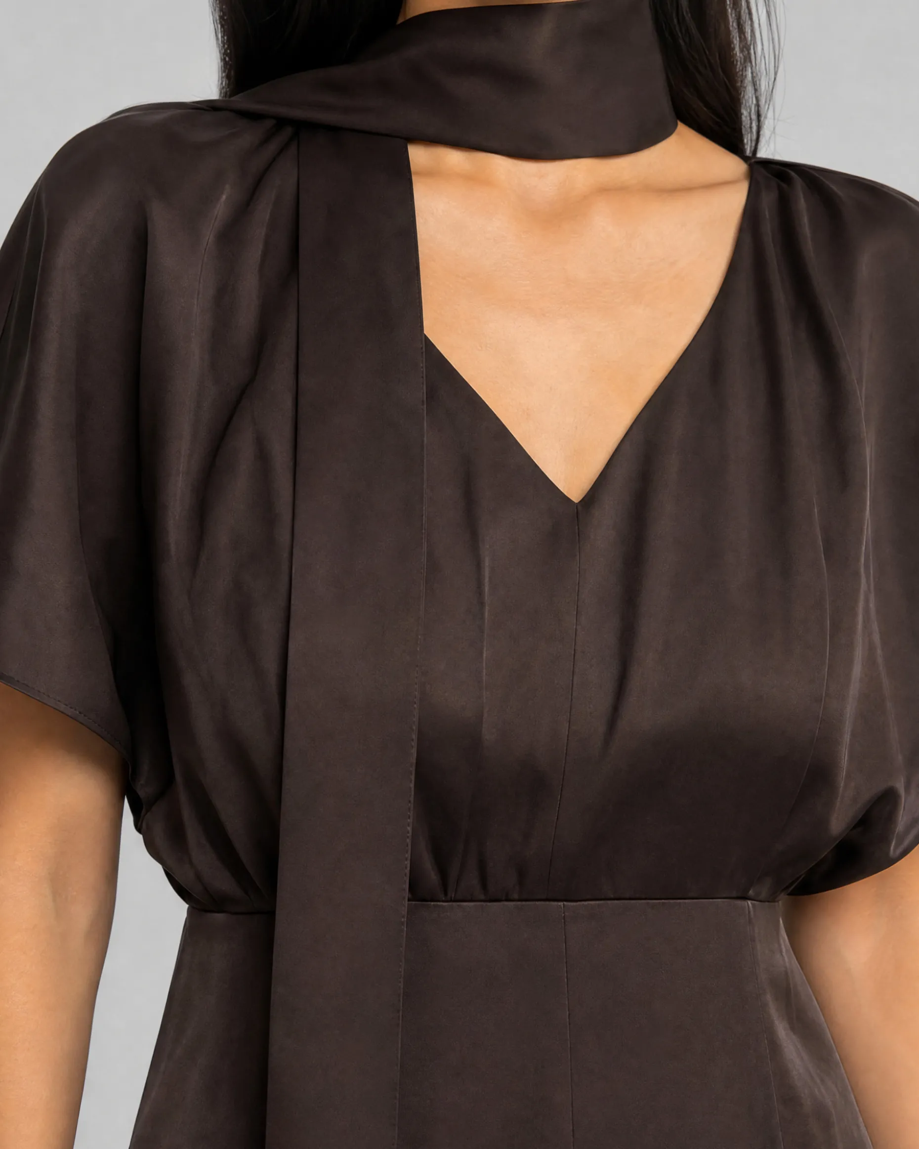 Robe longue col lavallière en satin marron