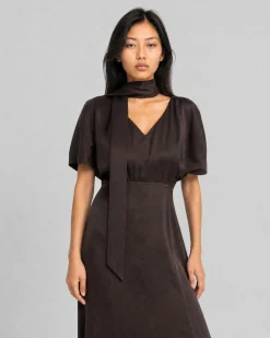 Robe longue col lavallière en satin marron