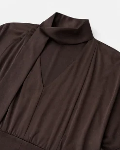 Robe longue col lavallière en satin marron