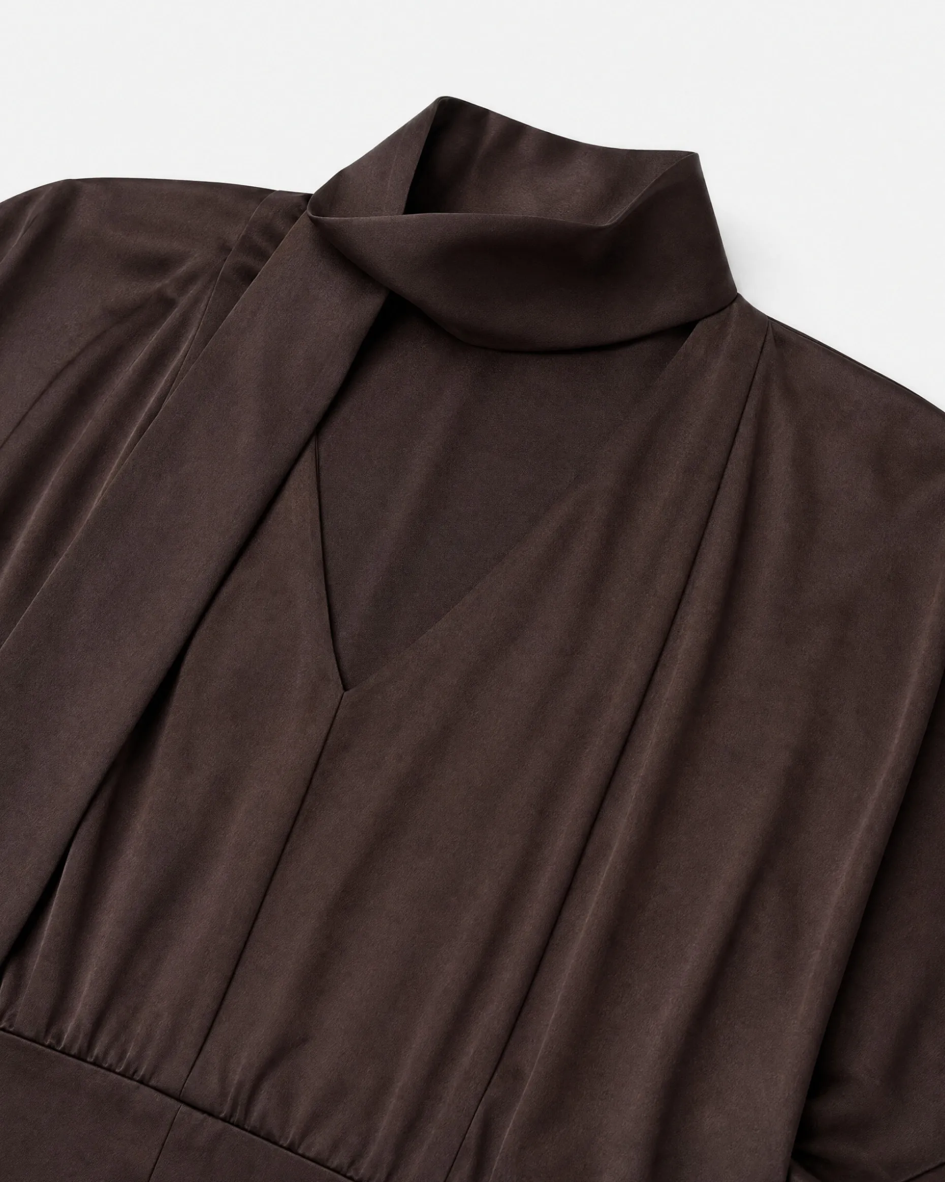 Robe longue col lavallière en satin marron